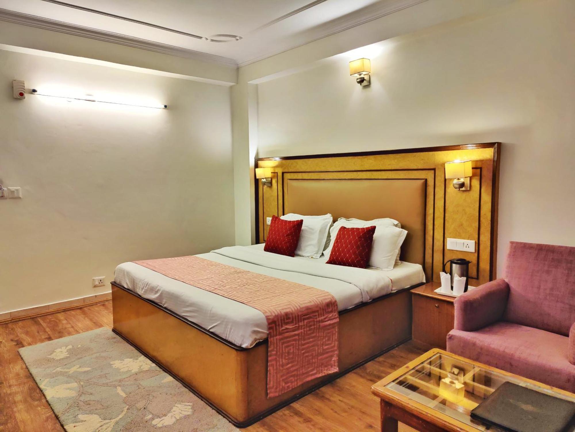 Surya International Hotel Manali Near Mall Road Bagian luar foto