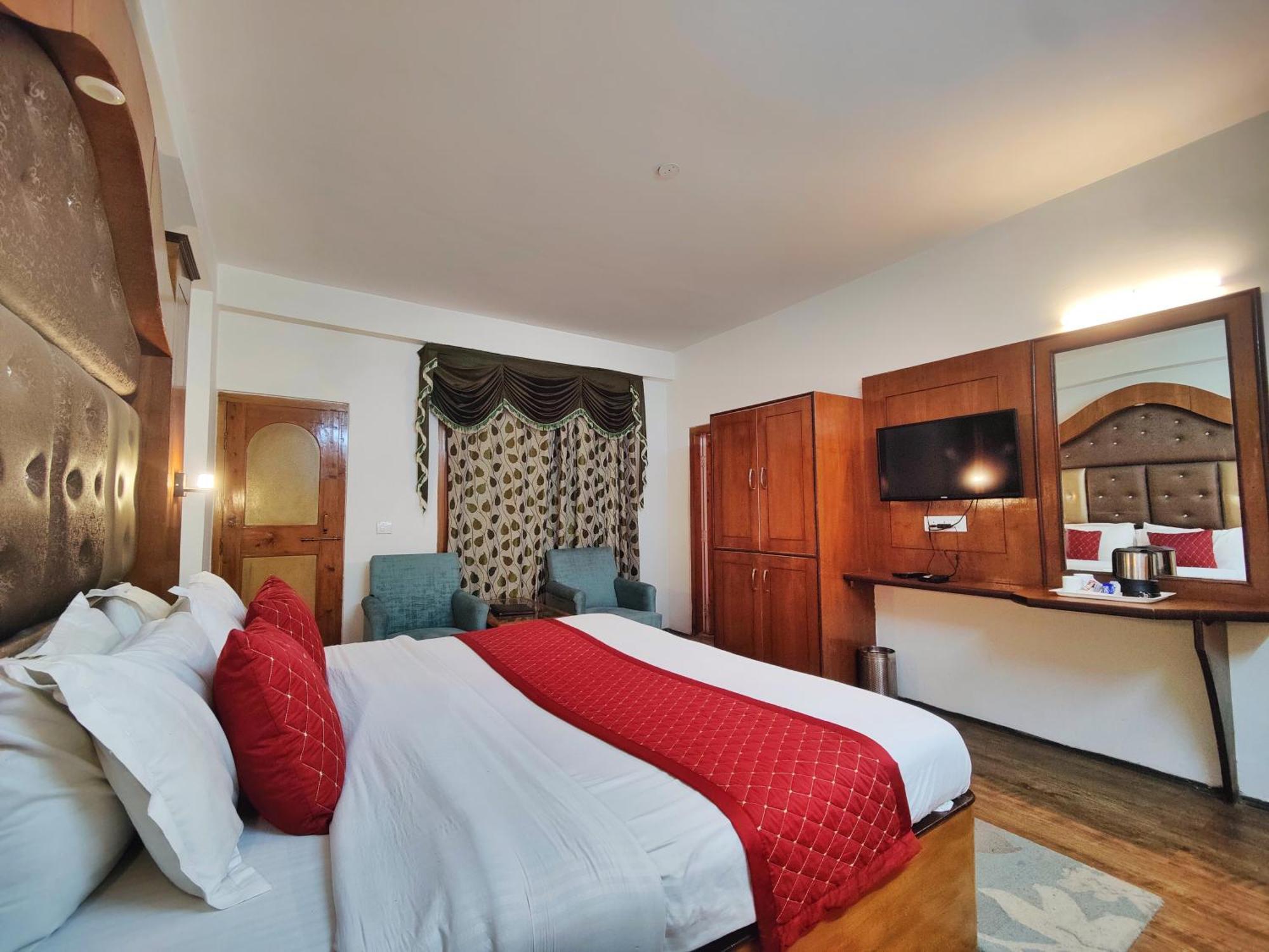 Surya International Hotel Manali Near Mall Road Bagian luar foto