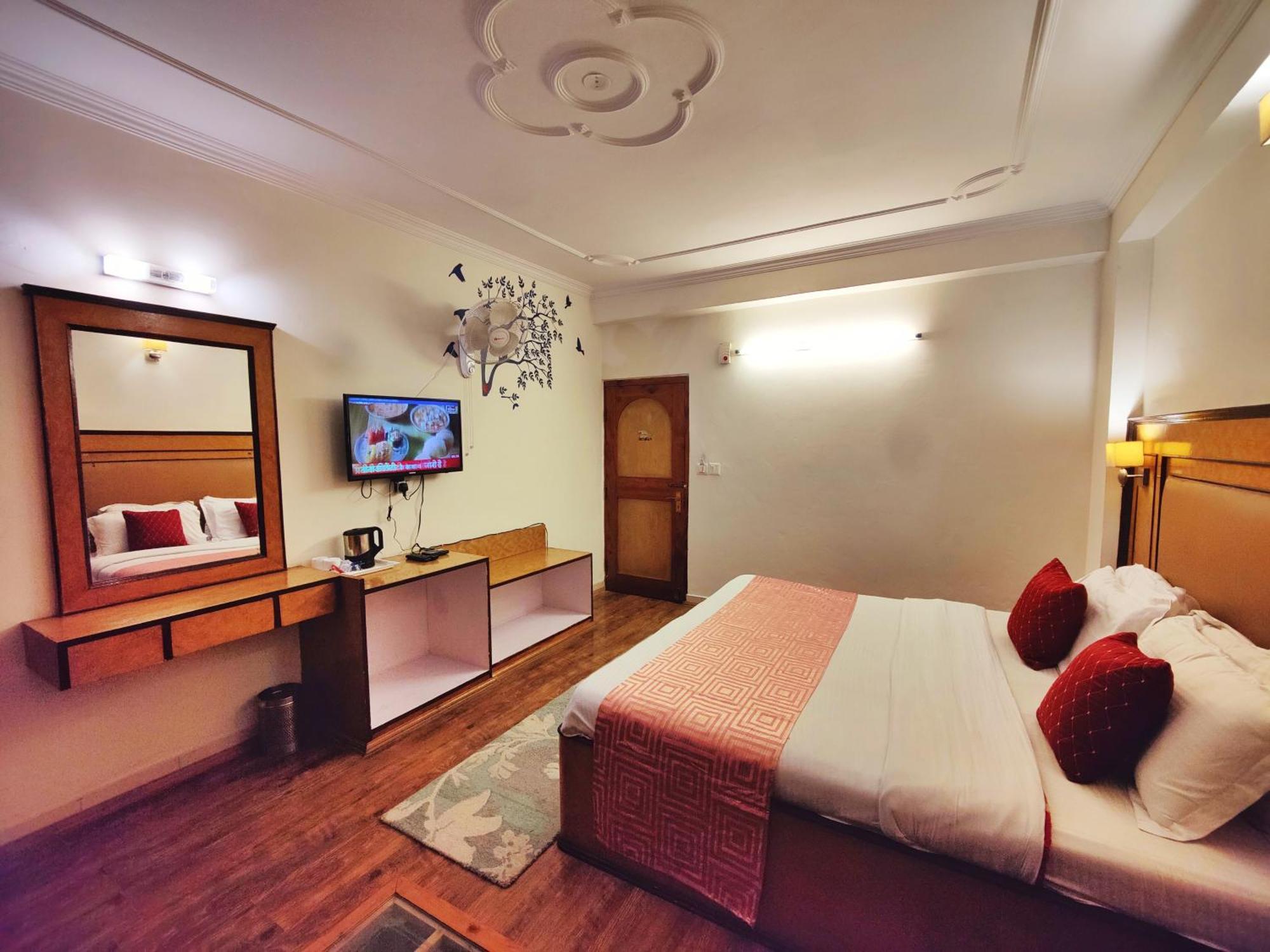 Surya International Hotel Manali Near Mall Road Bagian luar foto