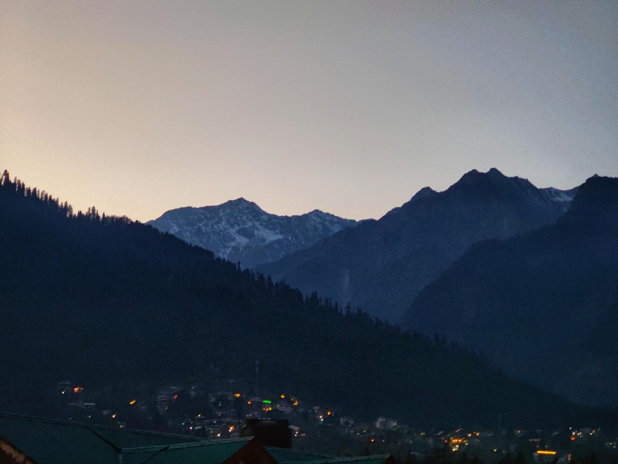 Surya International Hotel Manali Near Mall Road Bagian luar foto