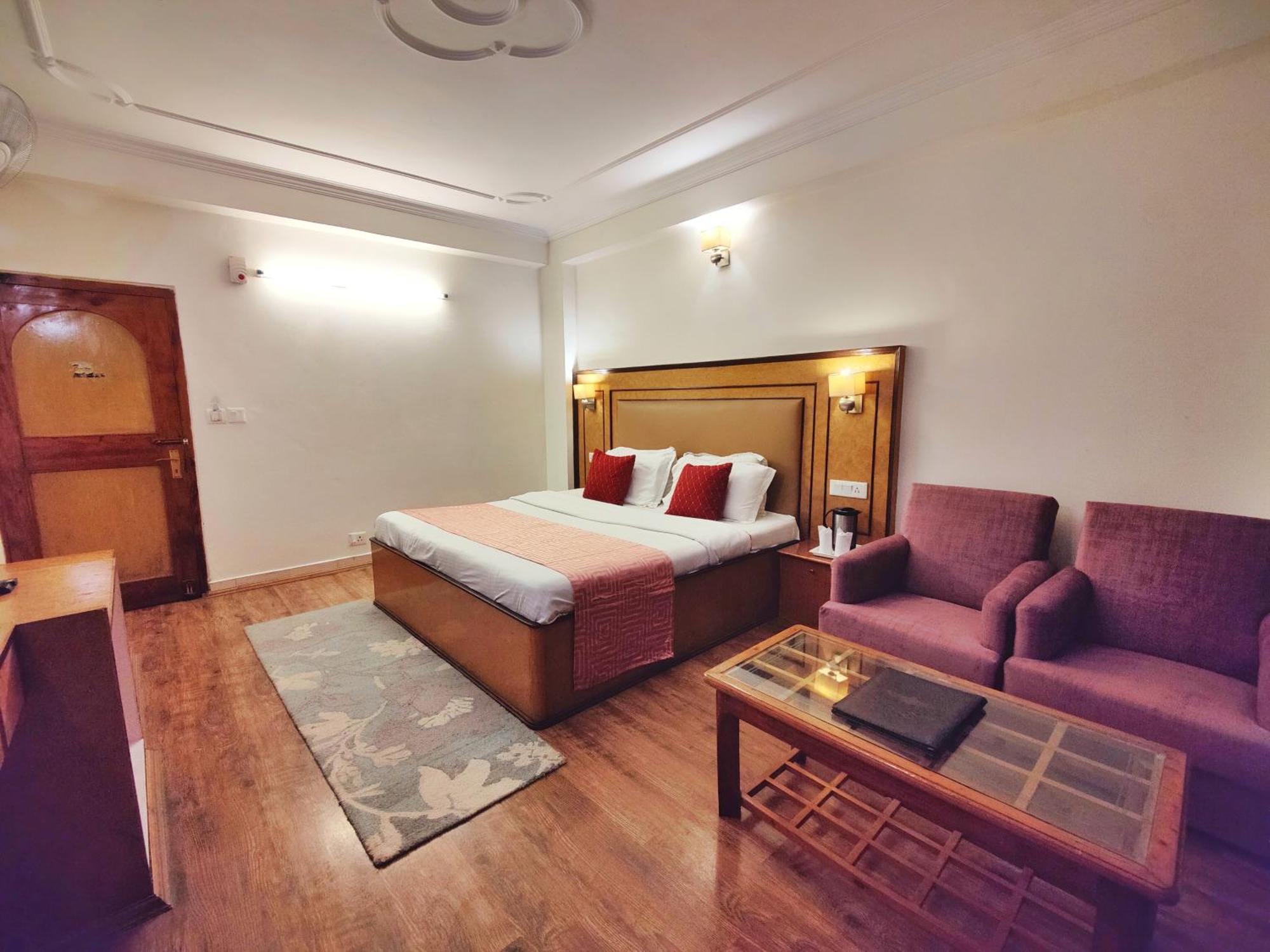 Surya International Hotel Manali Near Mall Road Bagian luar foto