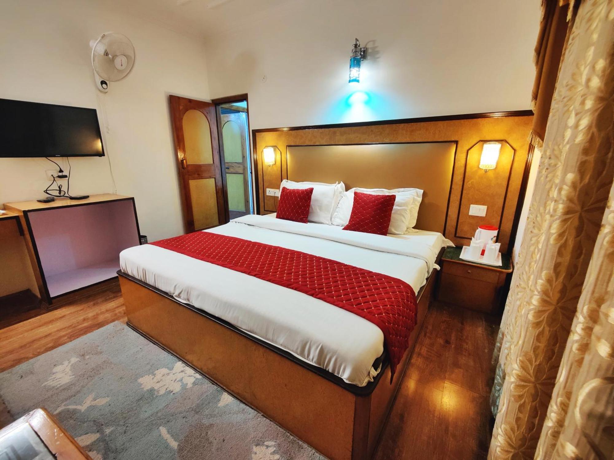 Surya International Hotel Manali Near Mall Road Bagian luar foto