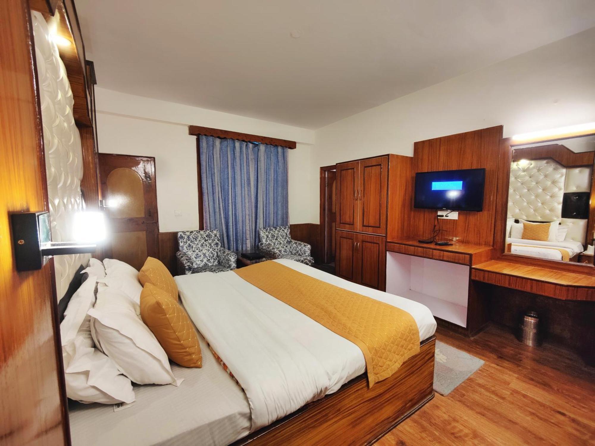 Surya International Hotel Manali Near Mall Road Bagian luar foto