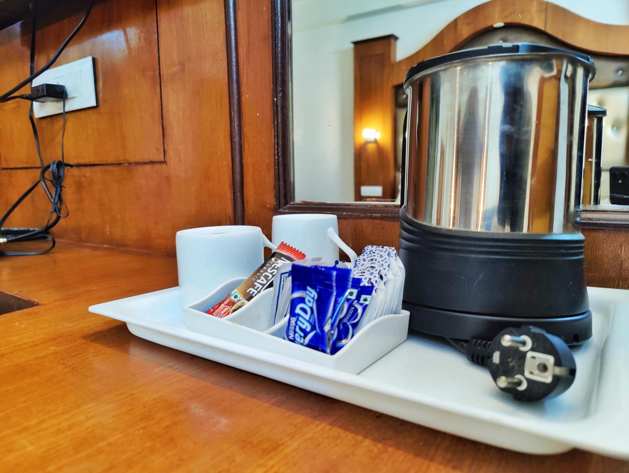Surya International Hotel Manali Near Mall Road Bagian luar foto
