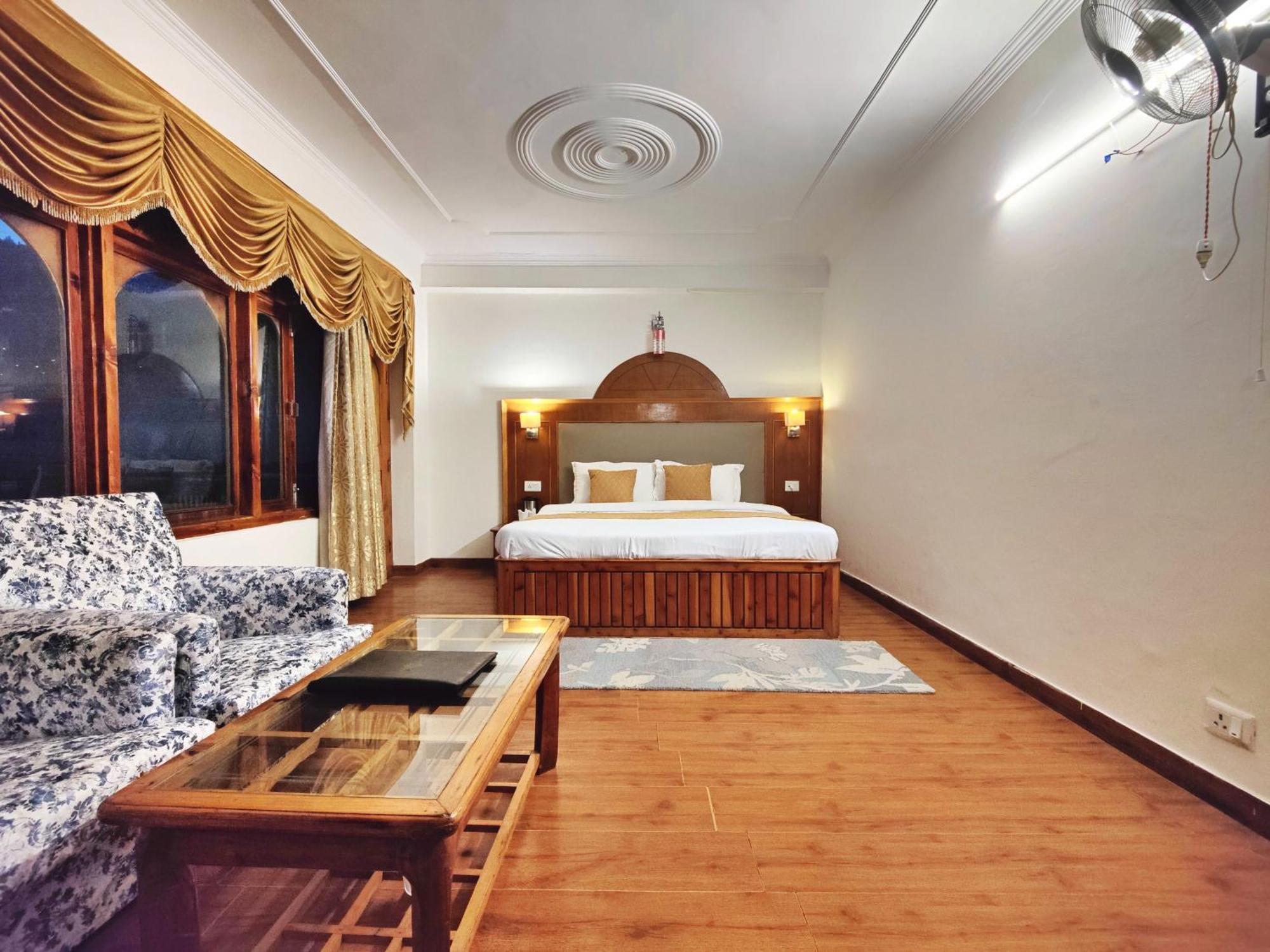 Surya International Hotel Manali Near Mall Road Bagian luar foto
