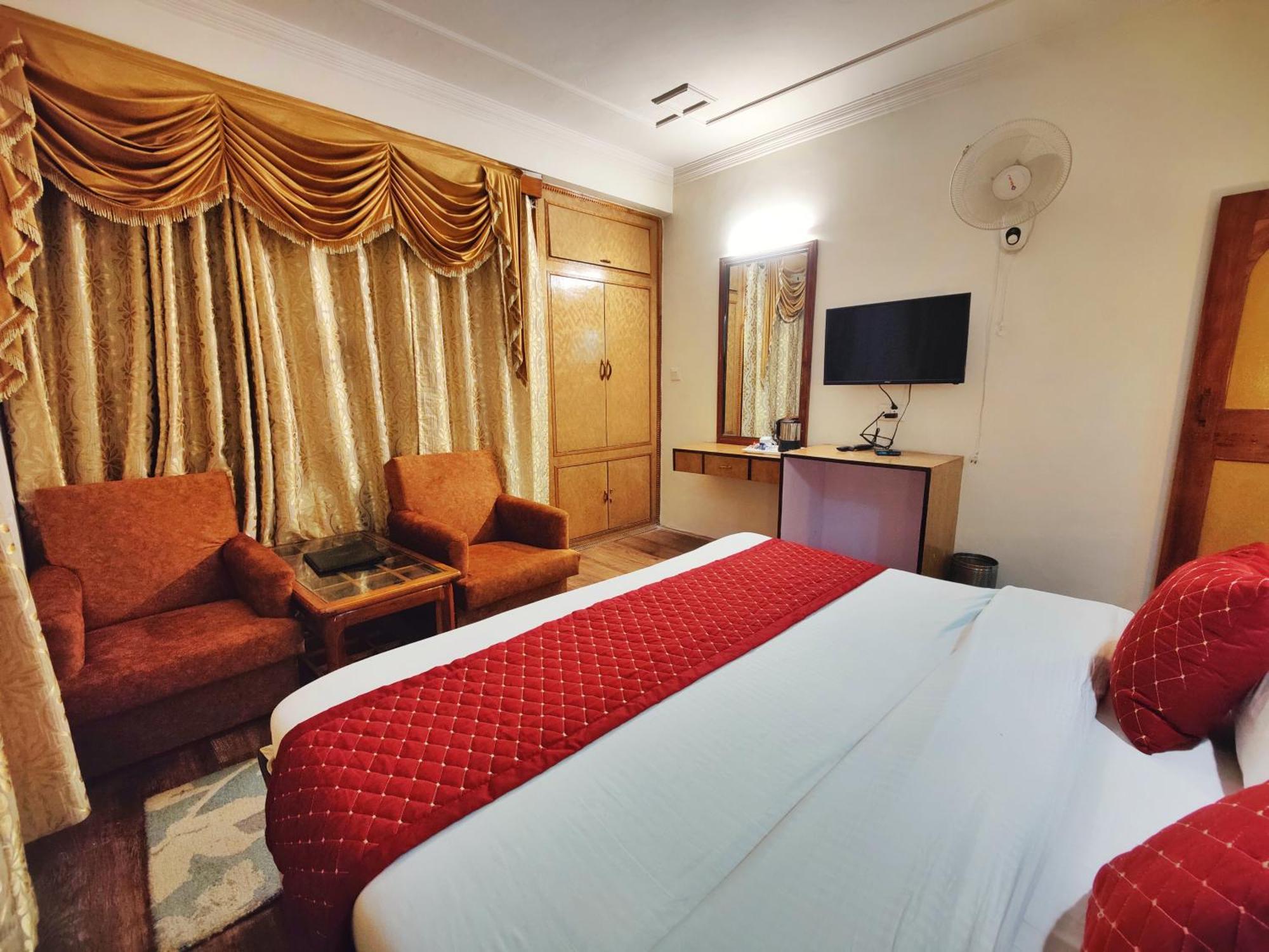 Surya International Hotel Manali Near Mall Road Bagian luar foto