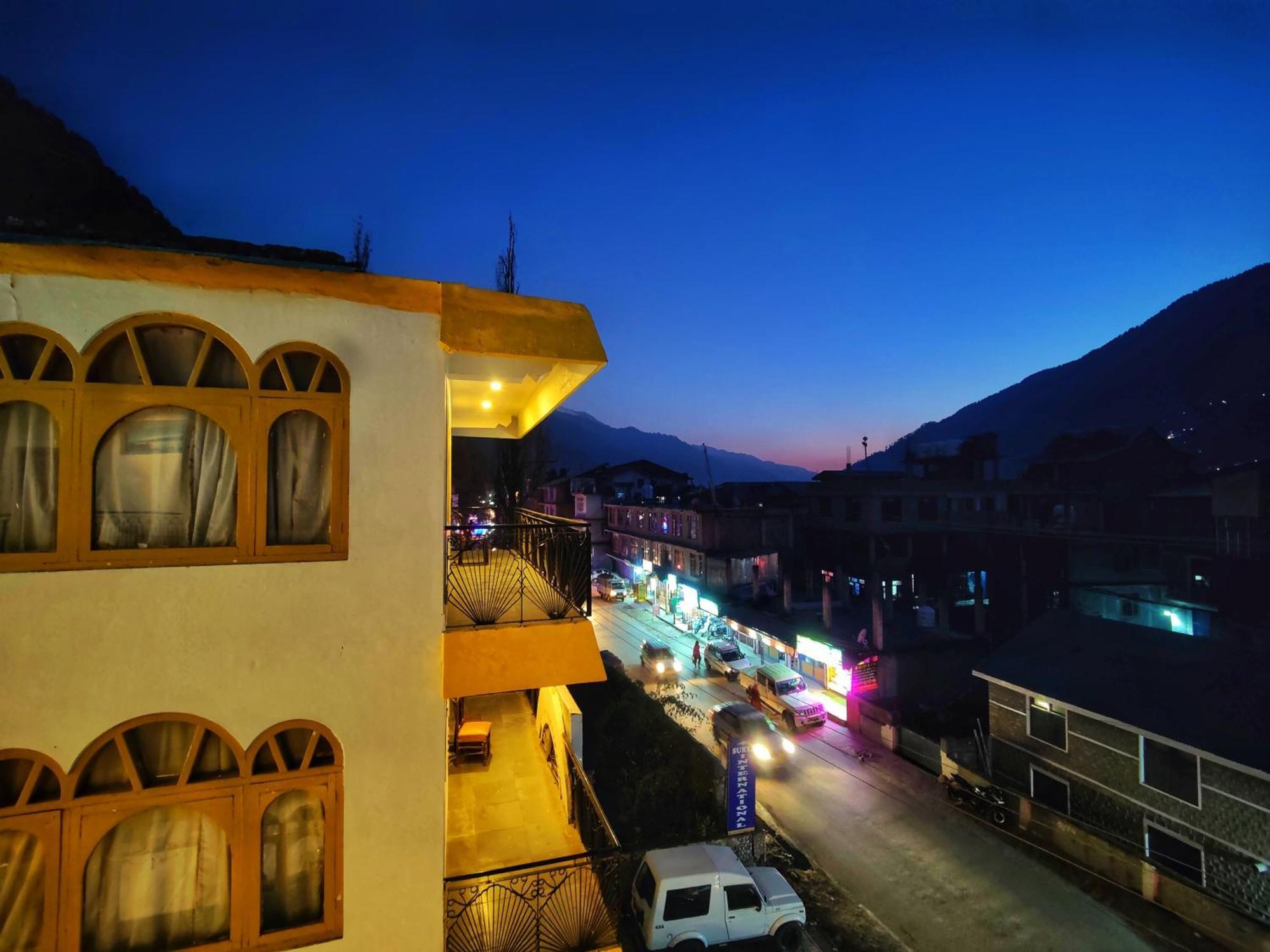 Surya International Hotel Manali Near Mall Road Bagian luar foto
