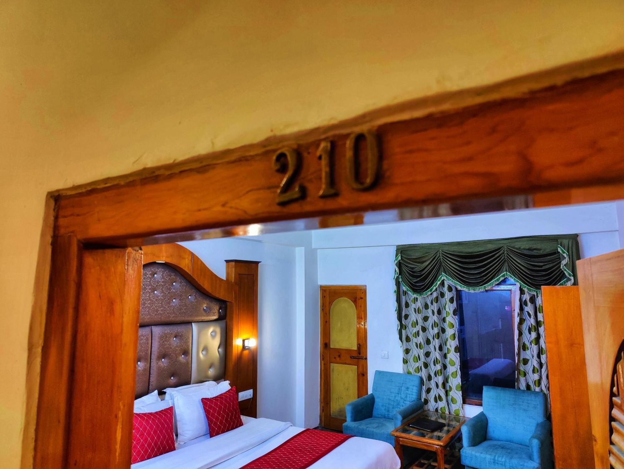 Surya International Hotel Manali Near Mall Road Bagian luar foto