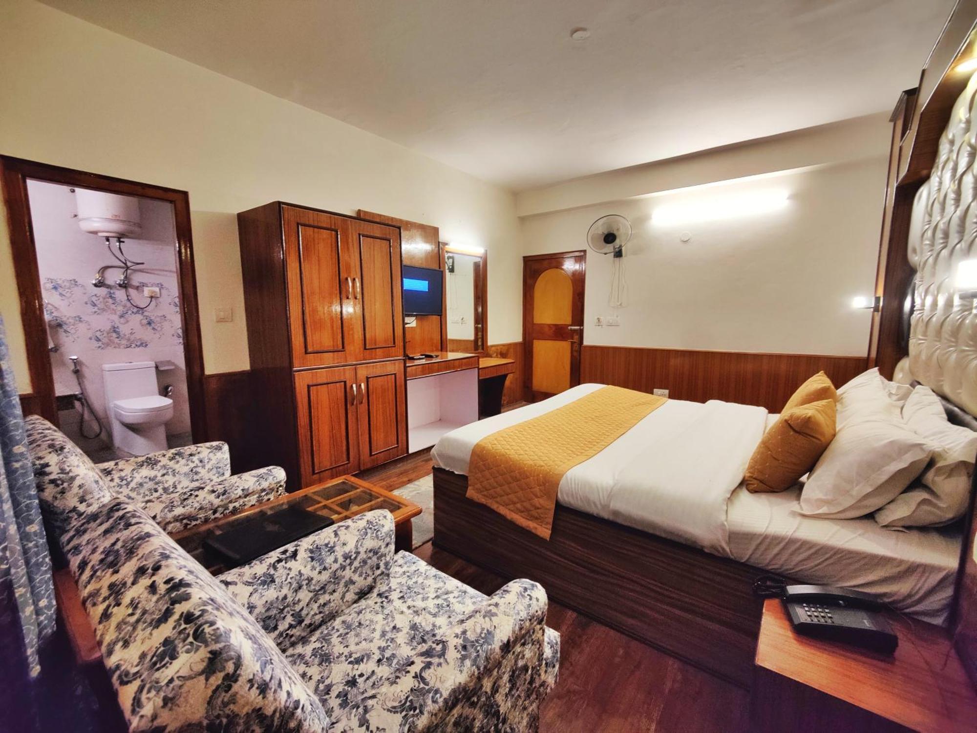 Surya International Hotel Manali Near Mall Road Bagian luar foto