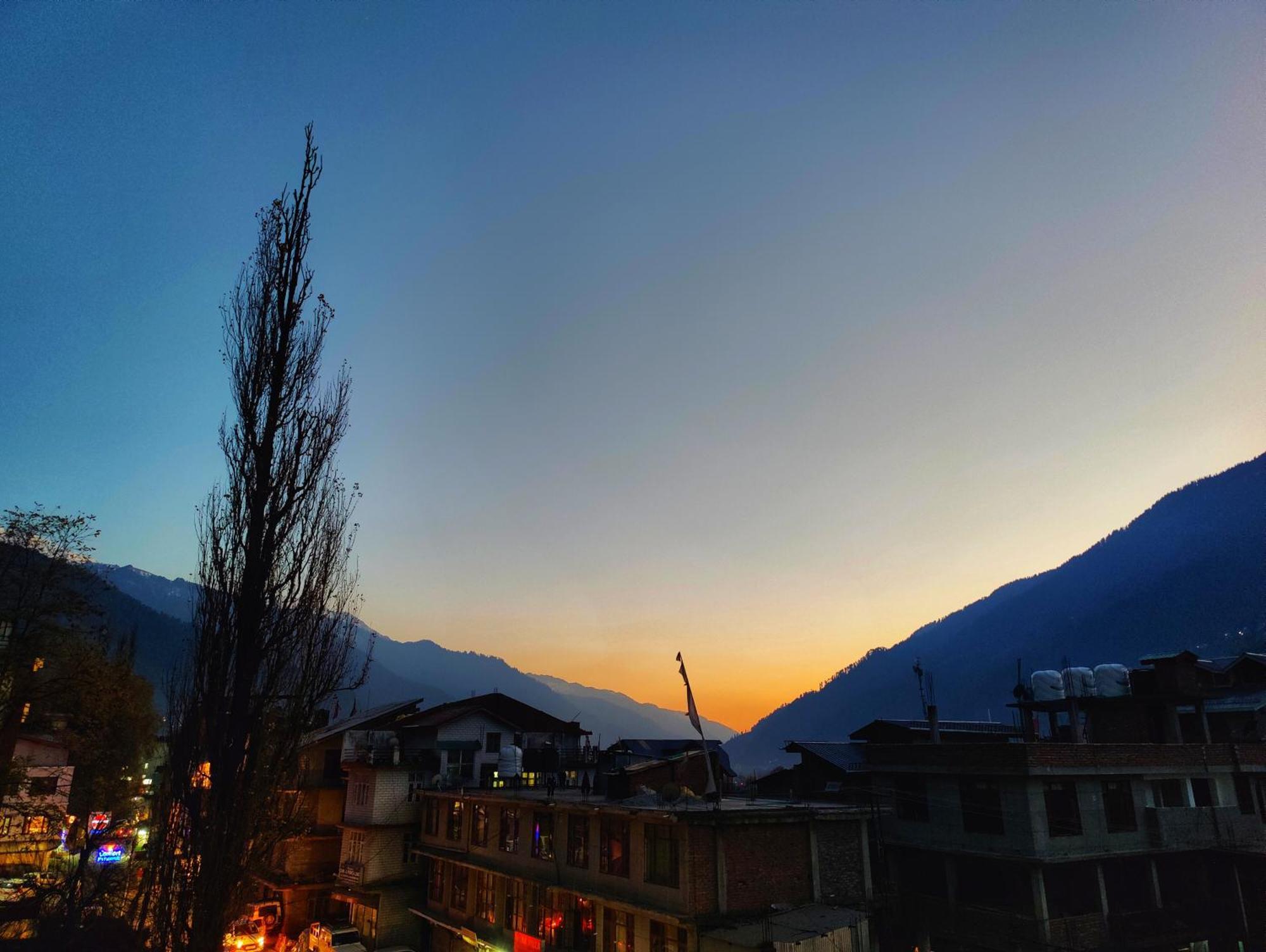 Surya International Hotel Manali Near Mall Road Bagian luar foto