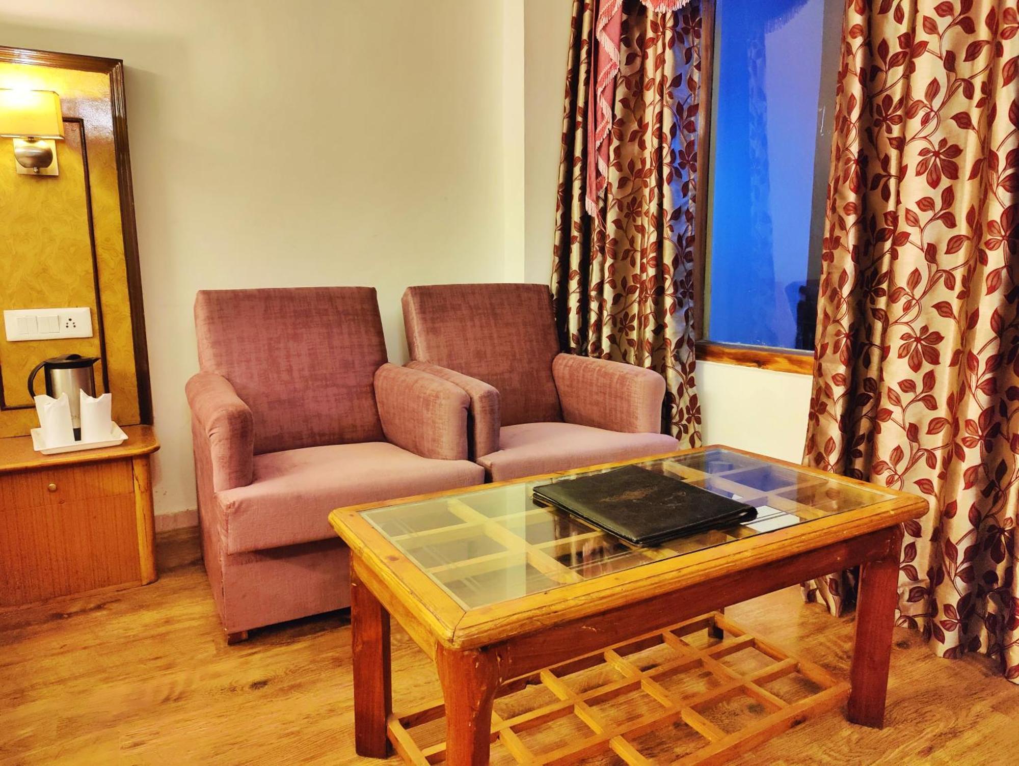 Surya International Hotel Manali Near Mall Road Bagian luar foto