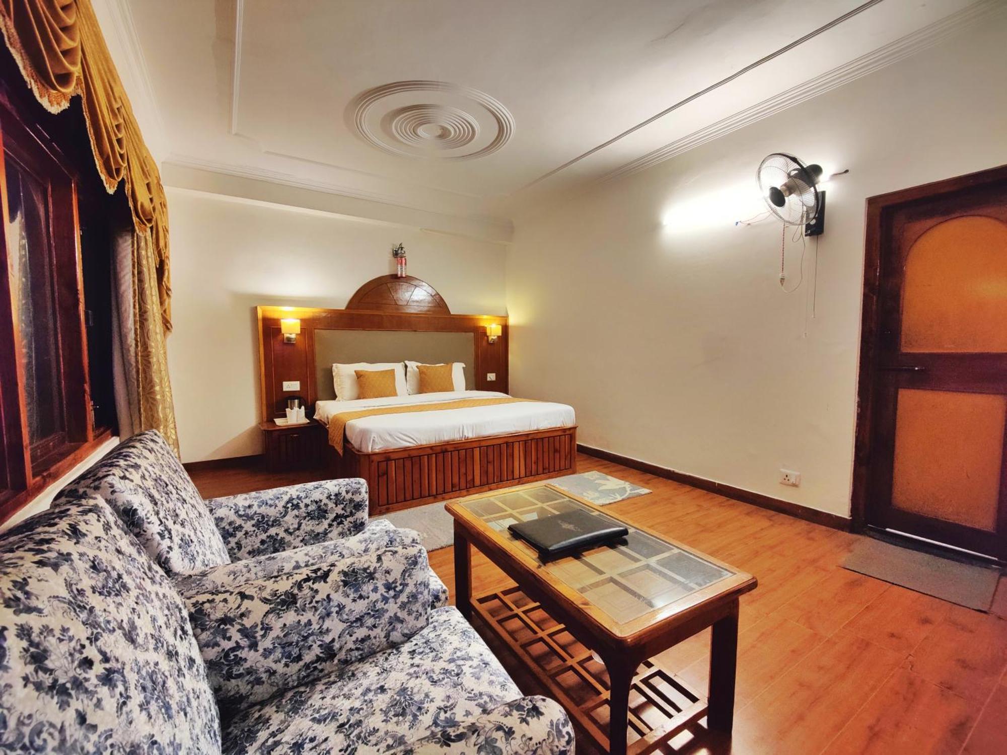 Surya International Hotel Manali Near Mall Road Bagian luar foto