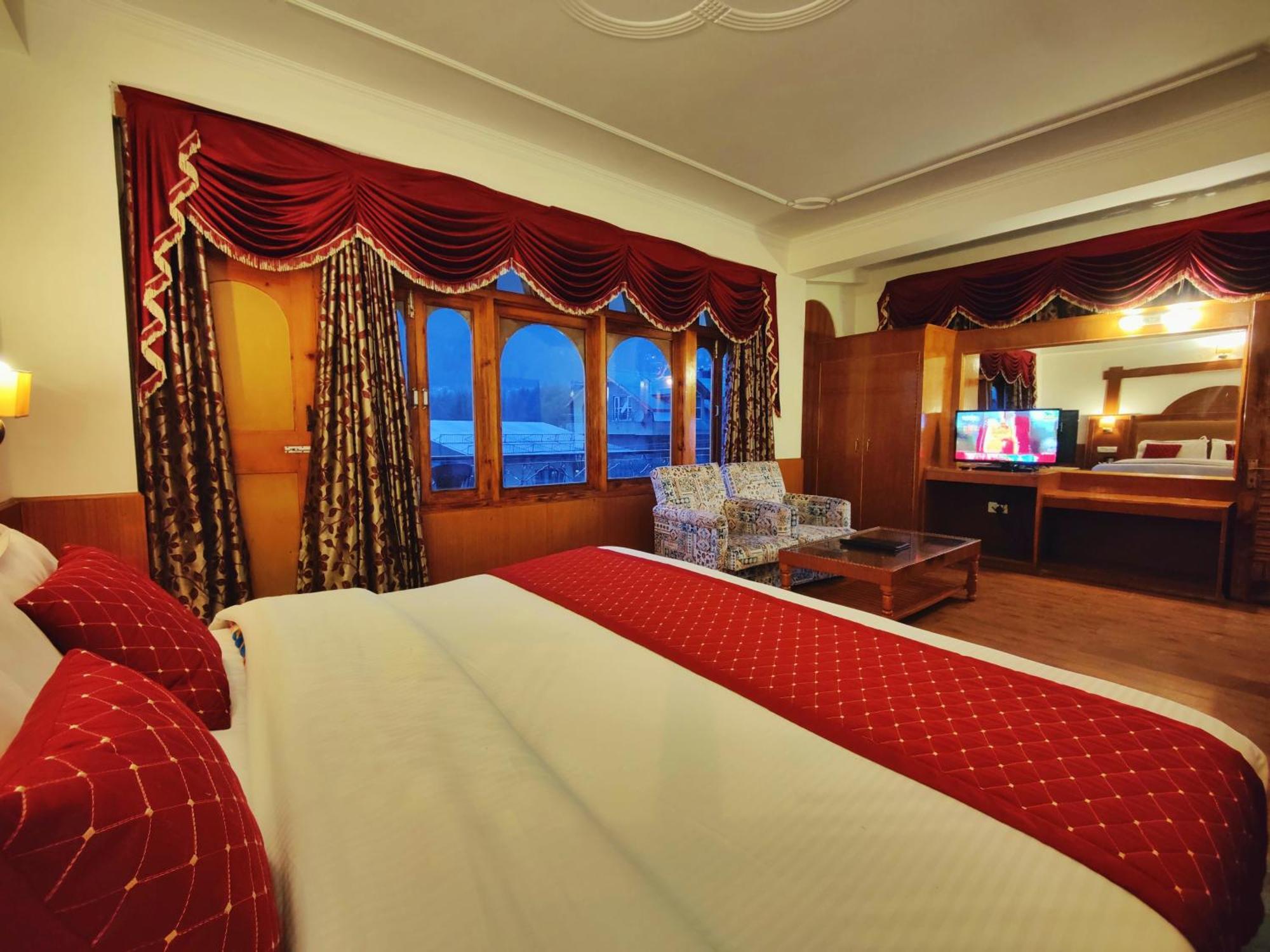 Surya International Hotel Manali Near Mall Road Bagian luar foto