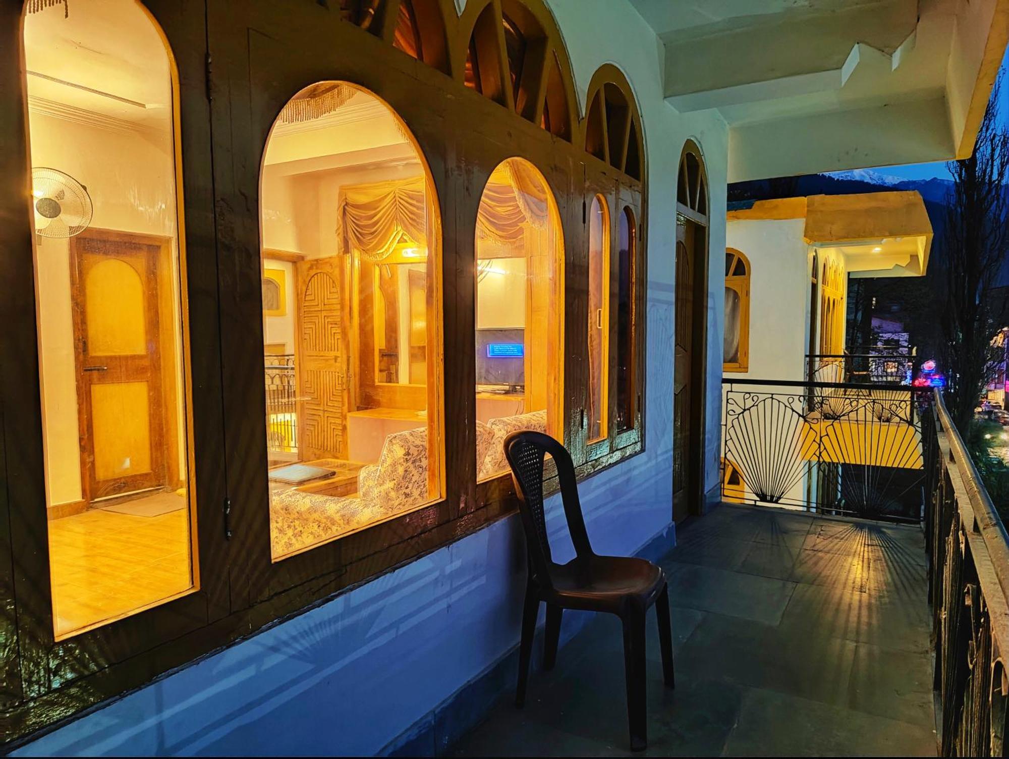 Surya International Hotel Manali Near Mall Road Bagian luar foto
