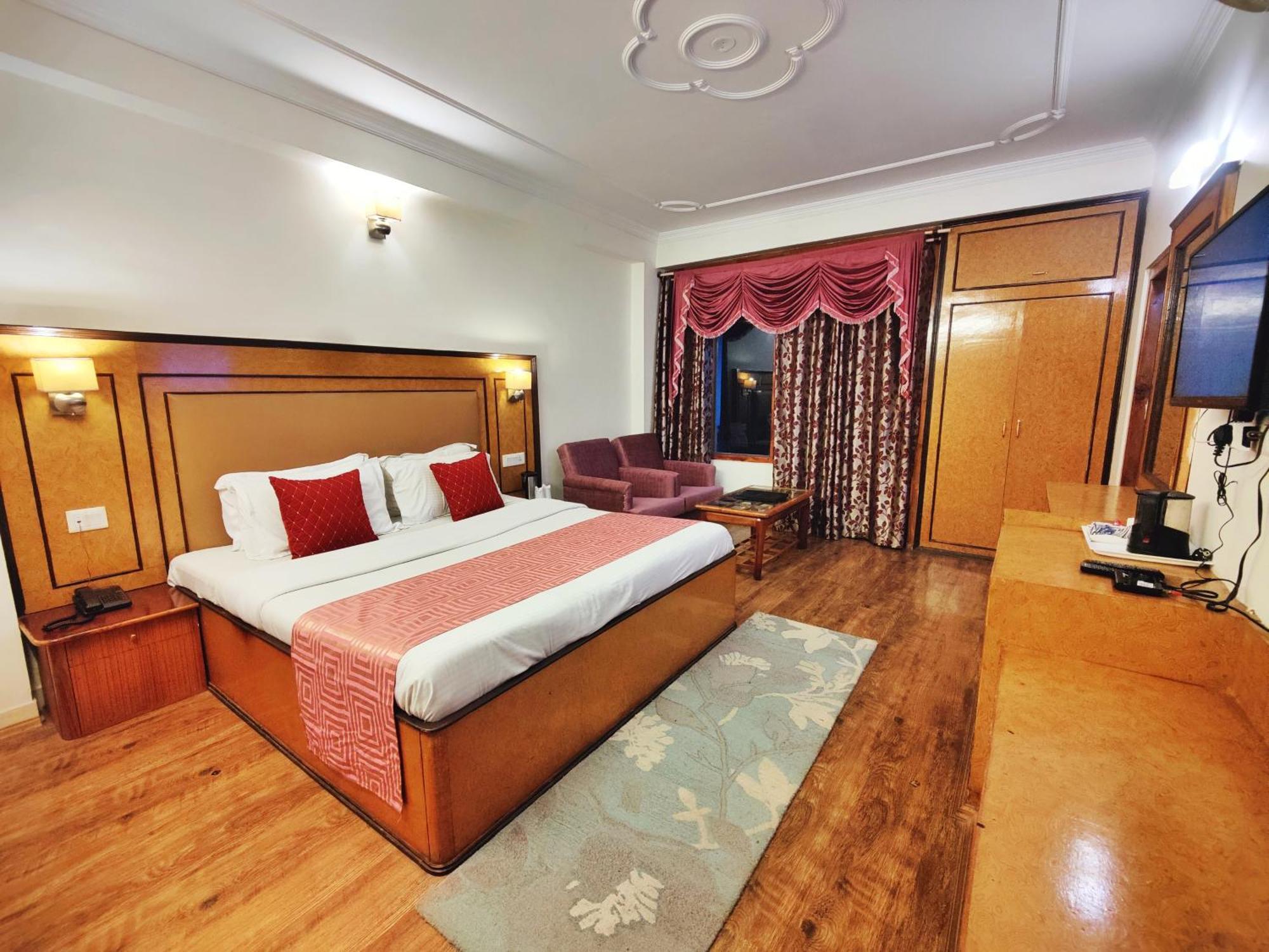 Surya International Hotel Manali Near Mall Road Bagian luar foto