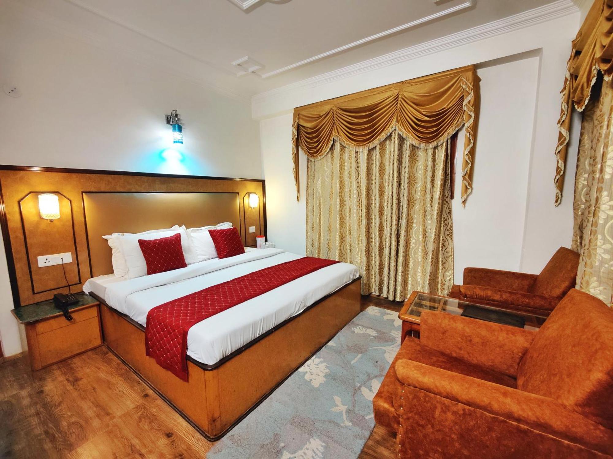 Surya International Hotel Manali Near Mall Road Bagian luar foto