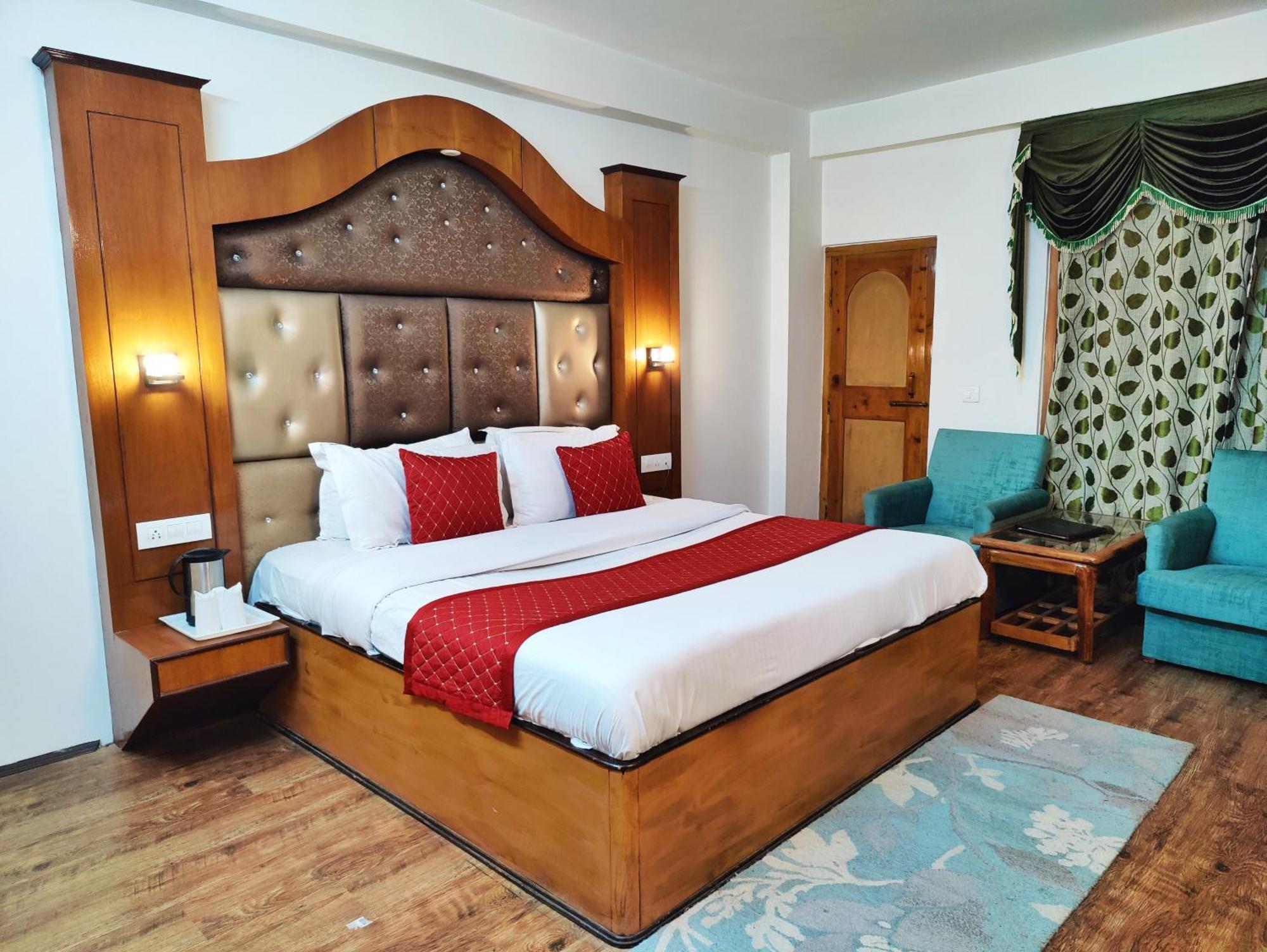 Surya International Hotel Manali Near Mall Road Bagian luar foto