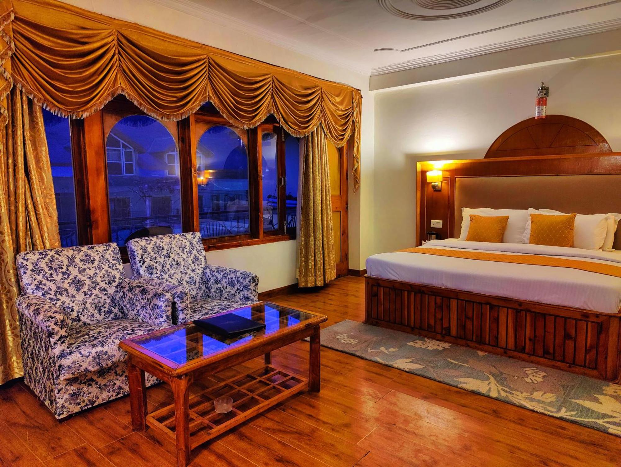Surya International Hotel Manali Near Mall Road Bagian luar foto