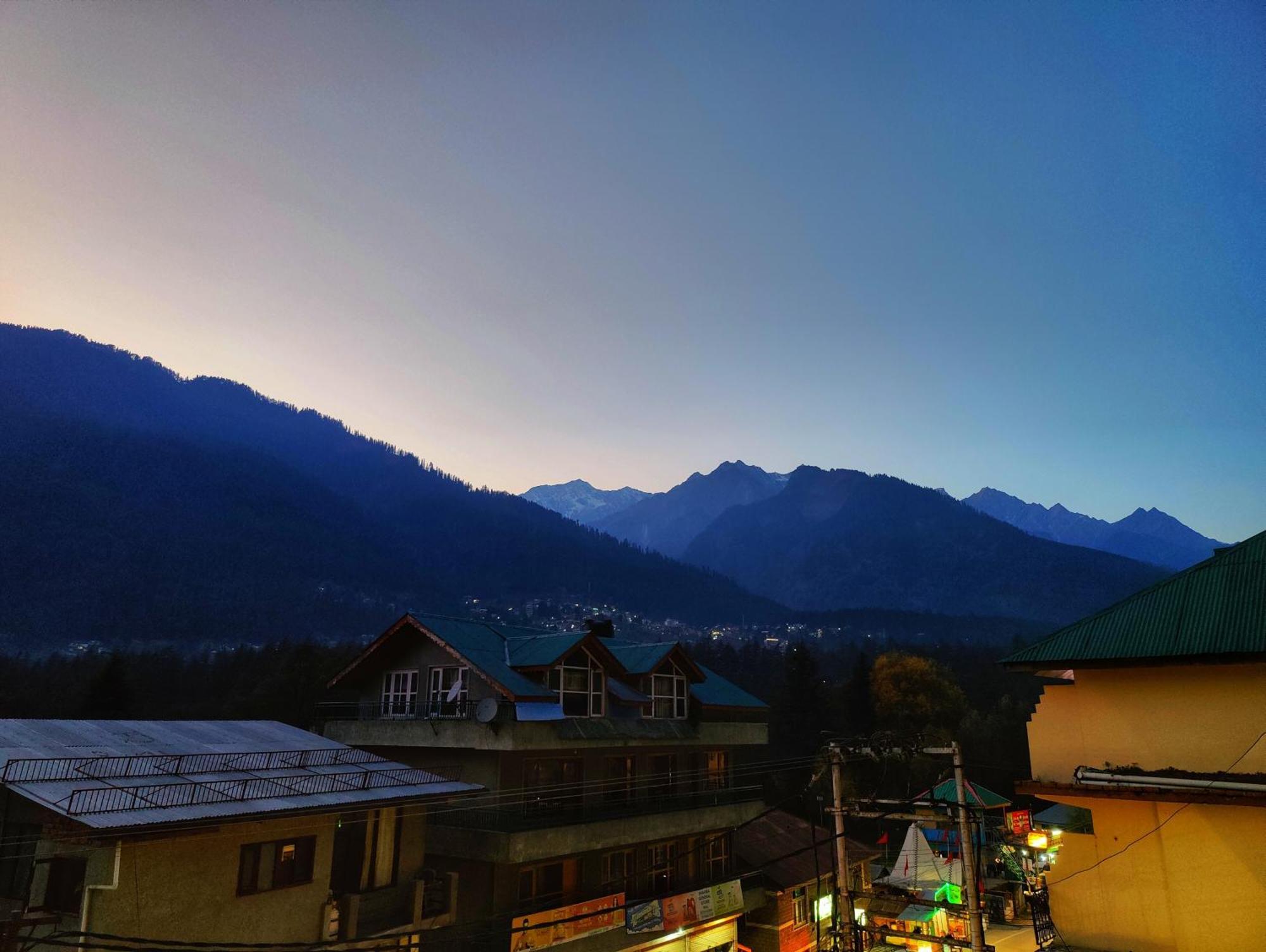 Surya International Hotel Manali Near Mall Road Bagian luar foto