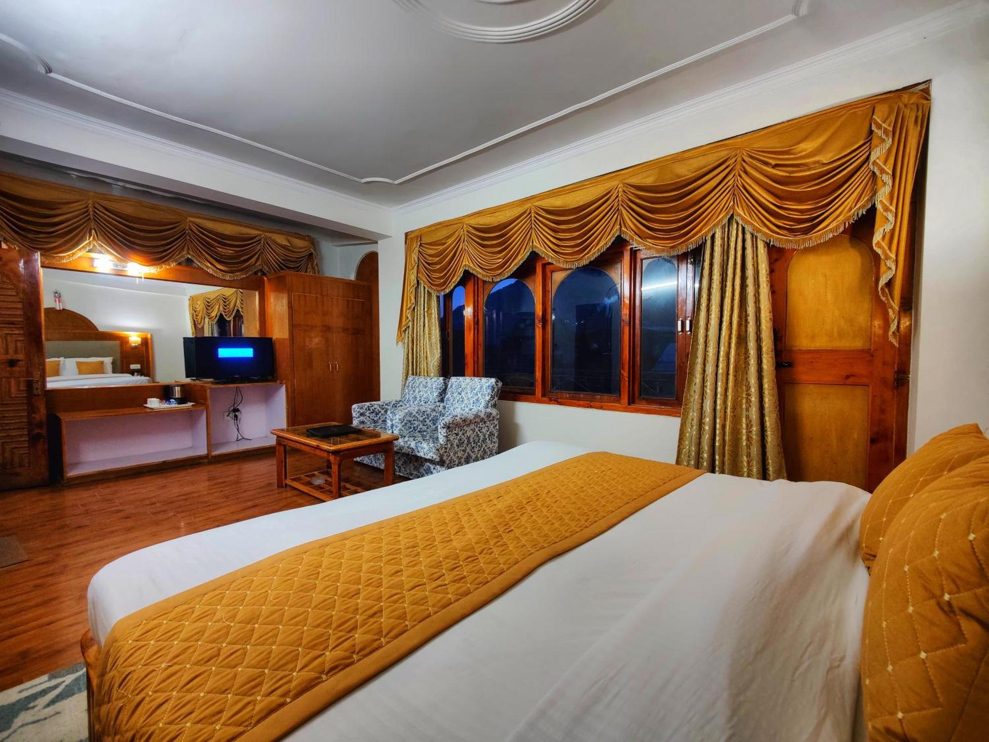 Surya International Hotel Manali Near Mall Road Bagian luar foto