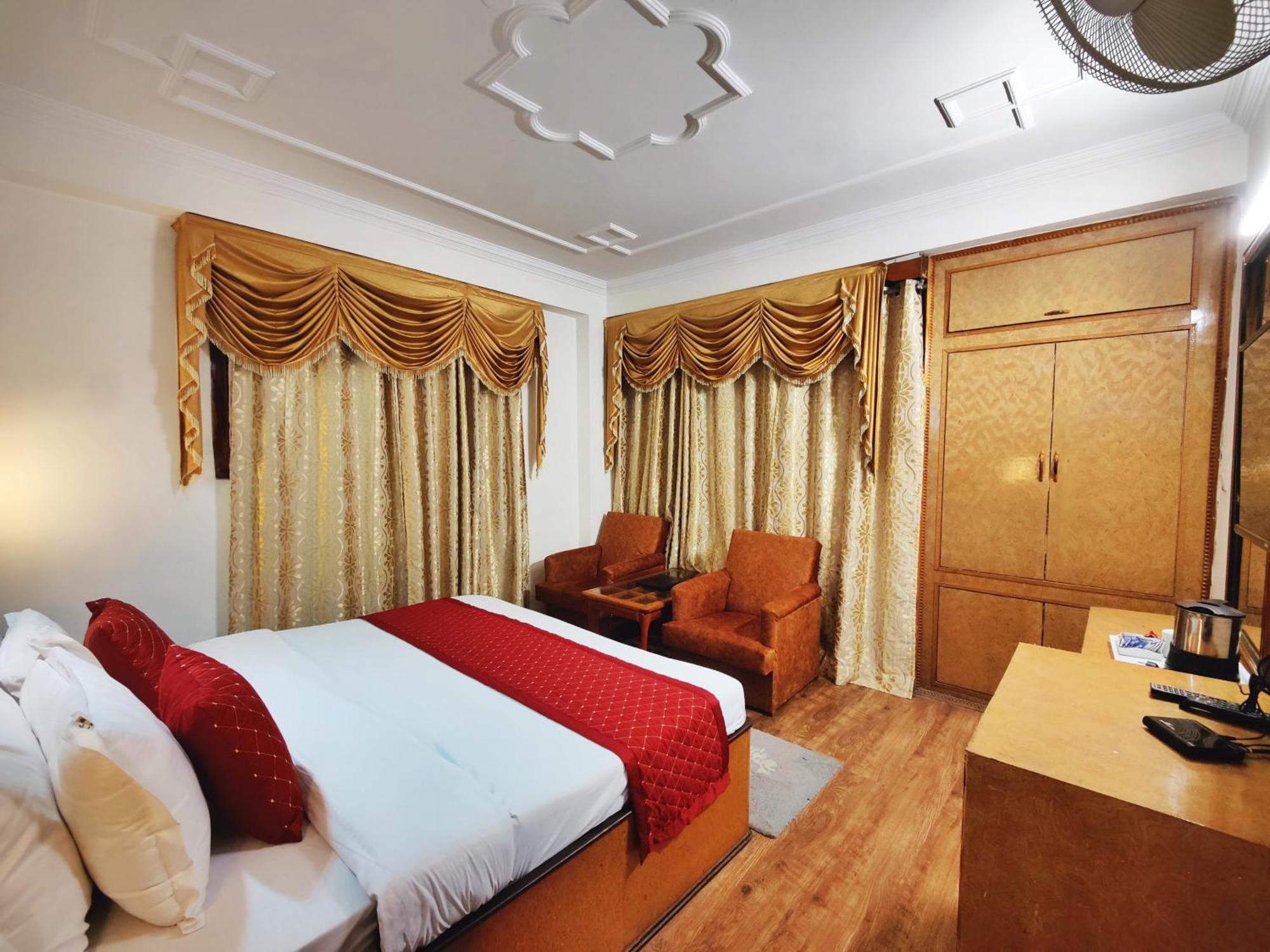Surya International Hotel Manali Near Mall Road Bagian luar foto