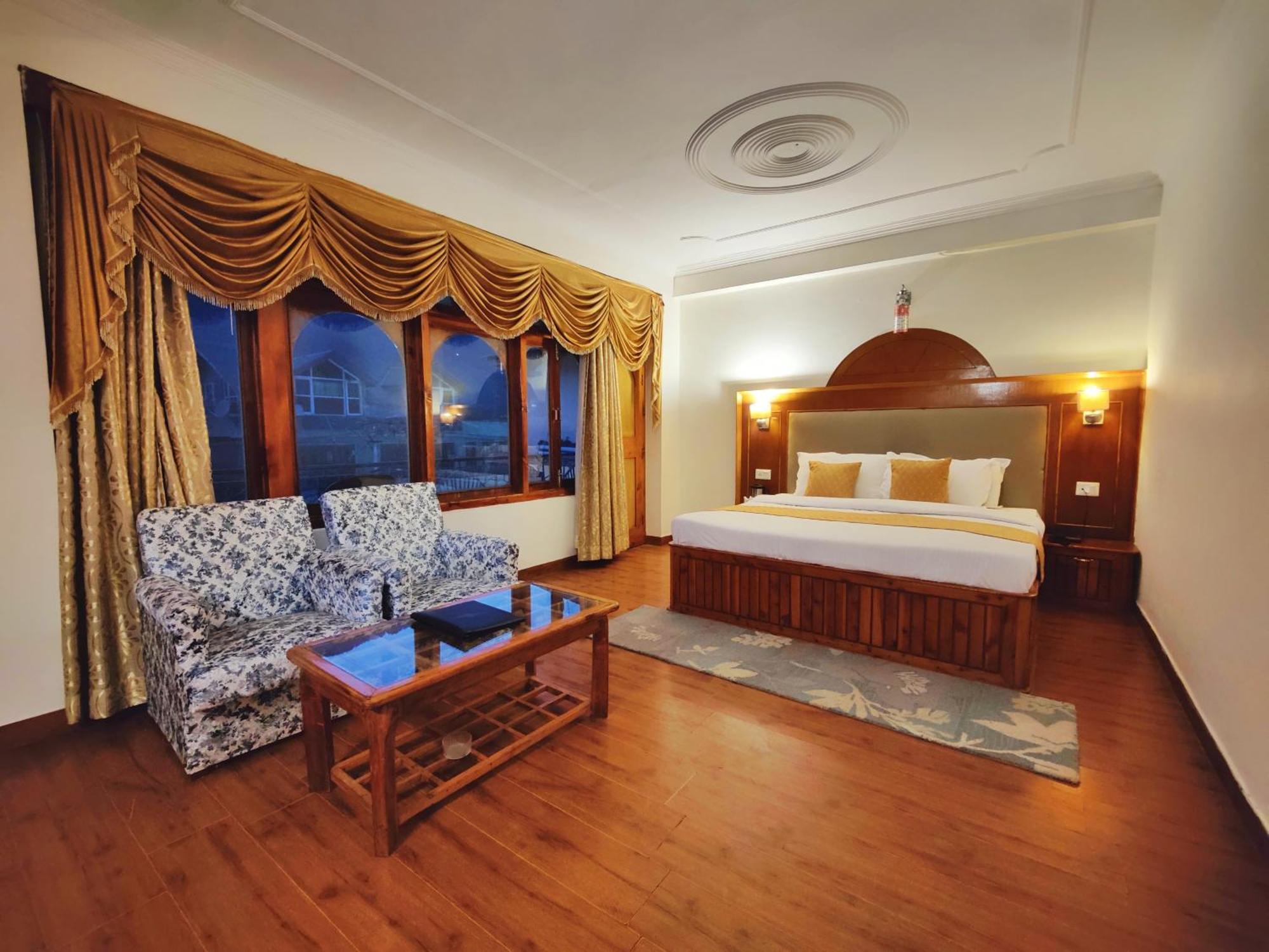 Surya International Hotel Manali Near Mall Road Bagian luar foto