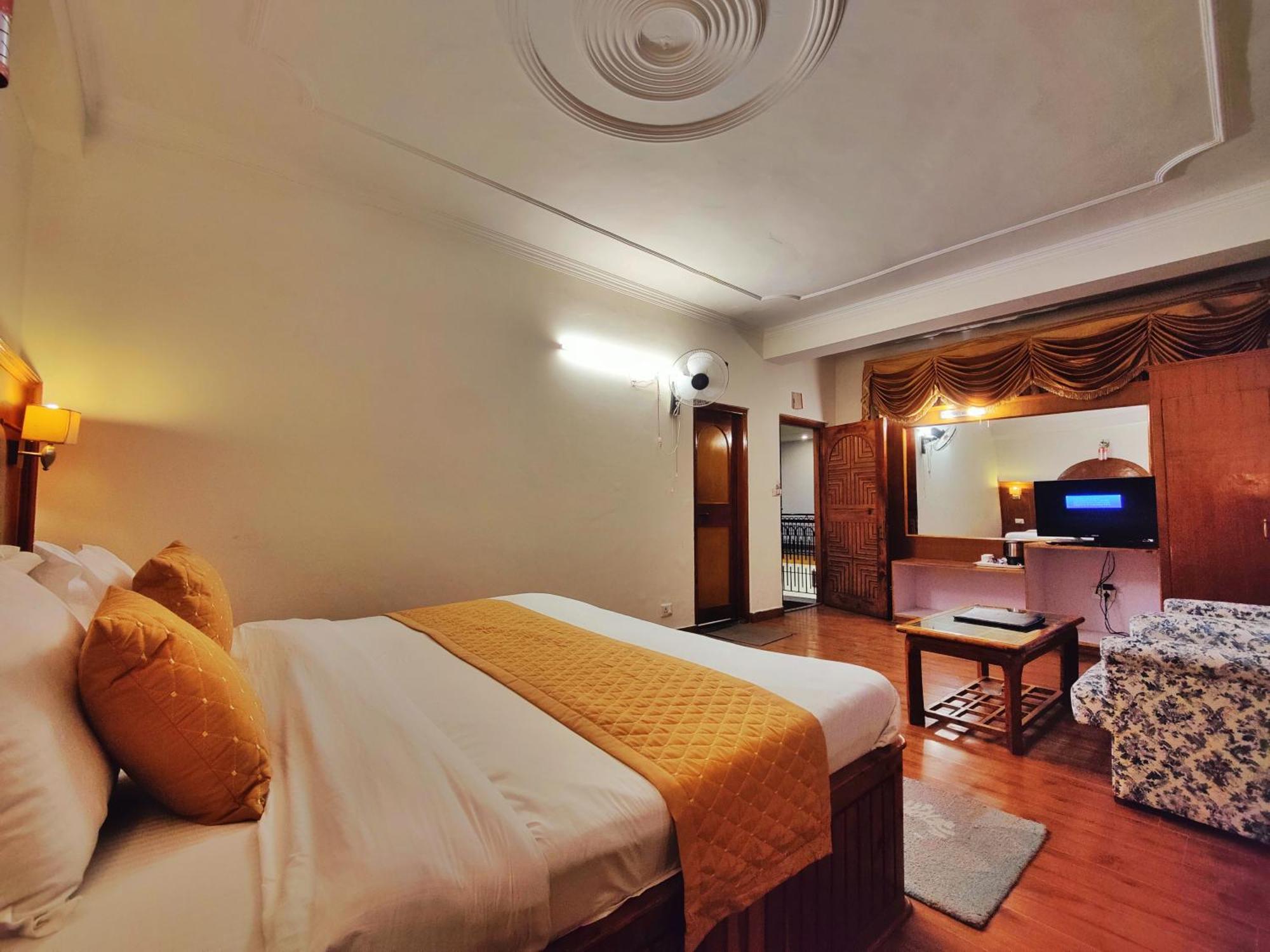 Surya International Hotel Manali Near Mall Road Bagian luar foto