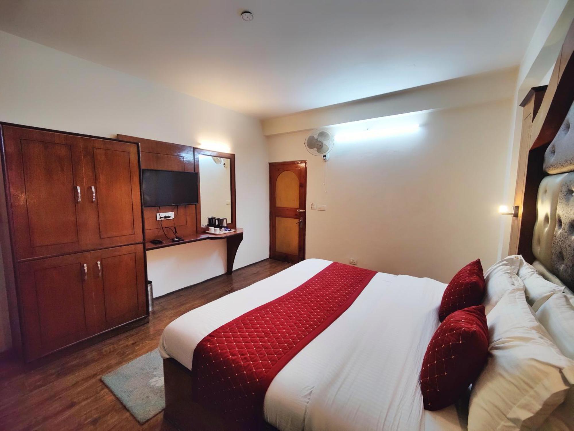 Surya International Hotel Manali Near Mall Road Bagian luar foto