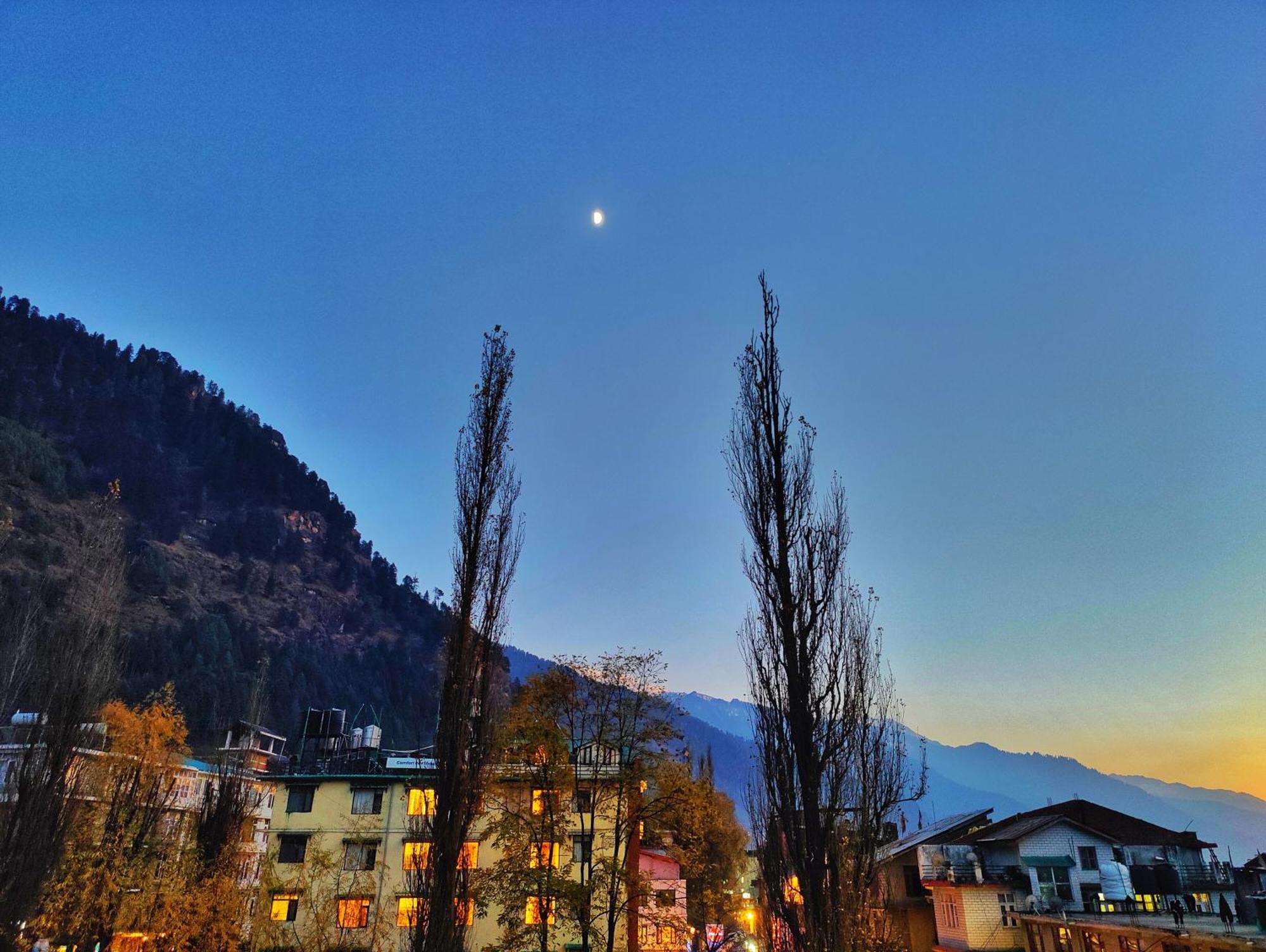 Surya International Hotel Manali Near Mall Road Bagian luar foto