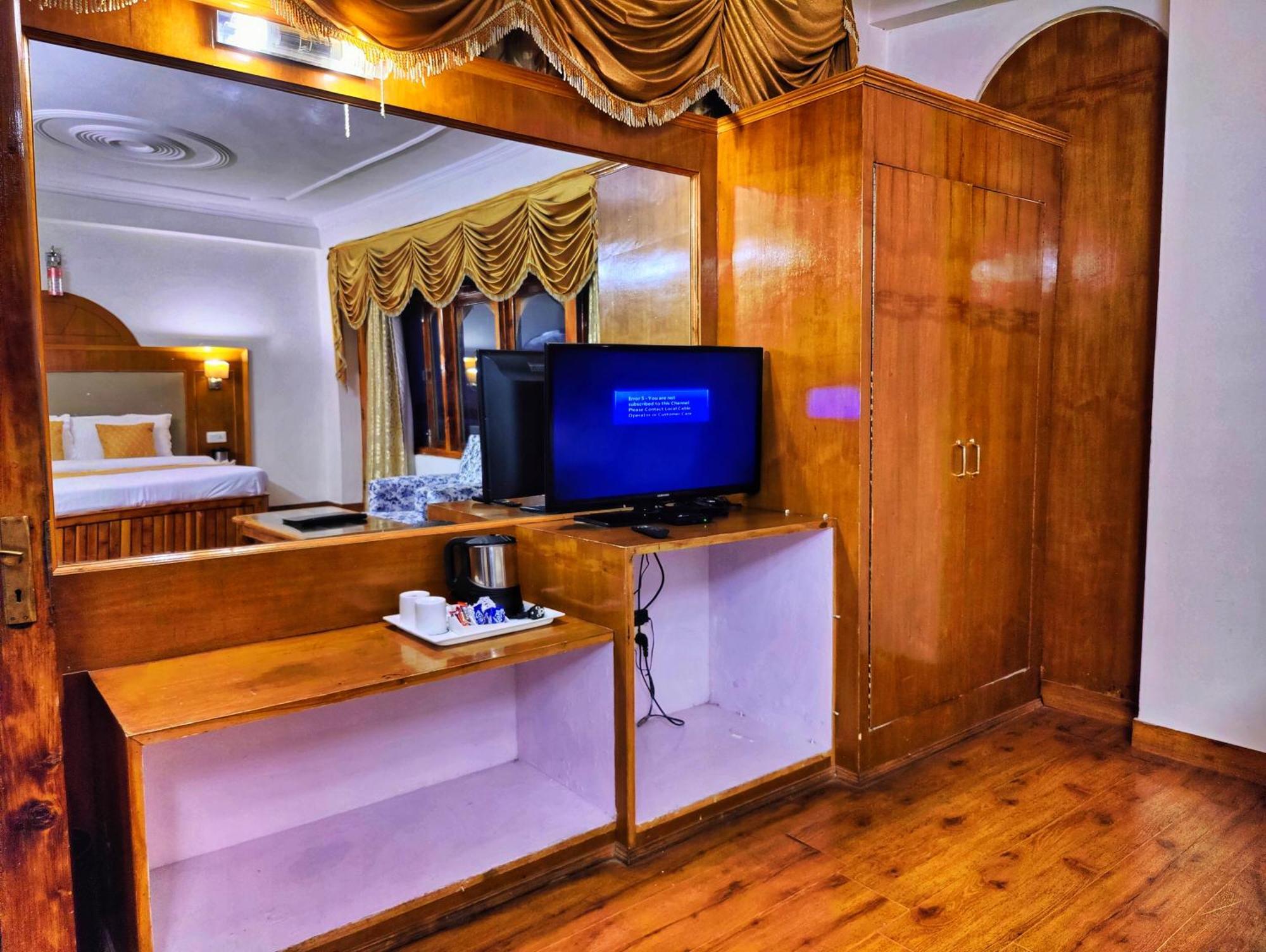 Surya International Hotel Manali Near Mall Road Bagian luar foto