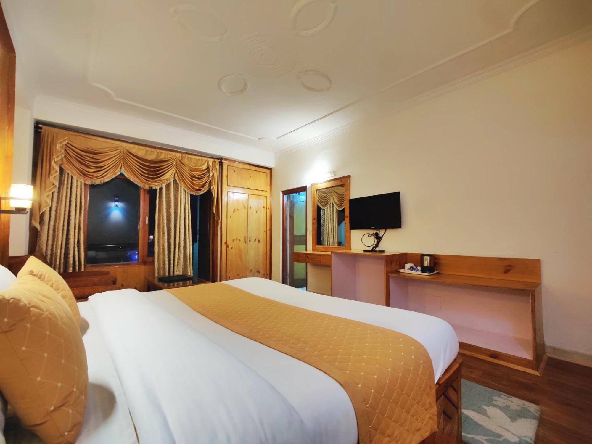 Surya International Hotel Manali Near Mall Road Bagian luar foto