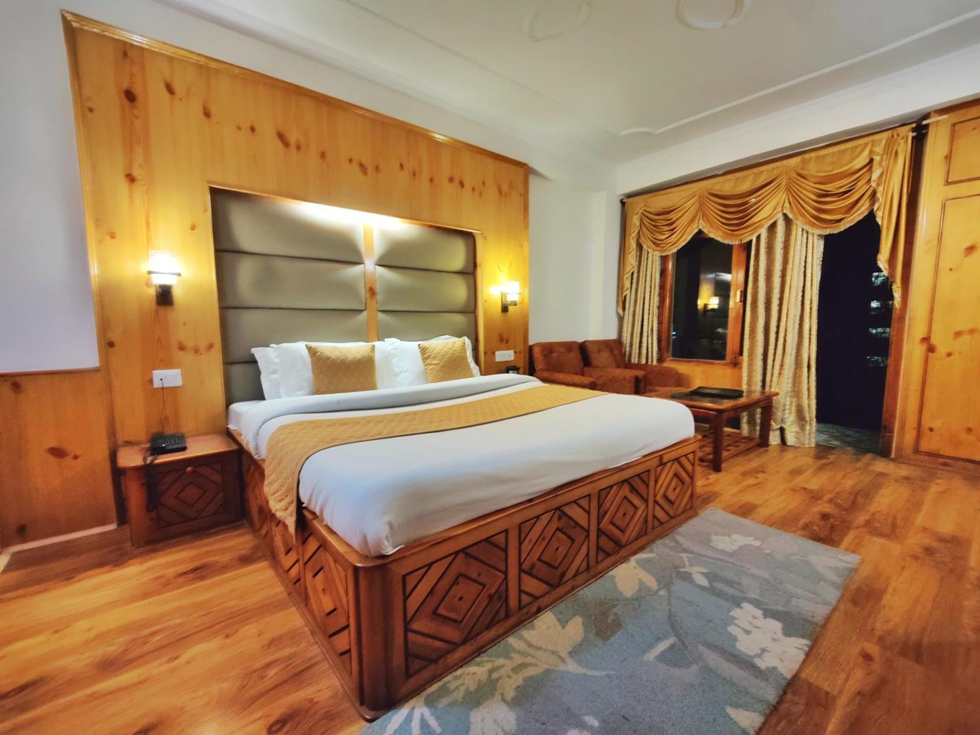 Surya International Hotel Manali Near Mall Road Bagian luar foto