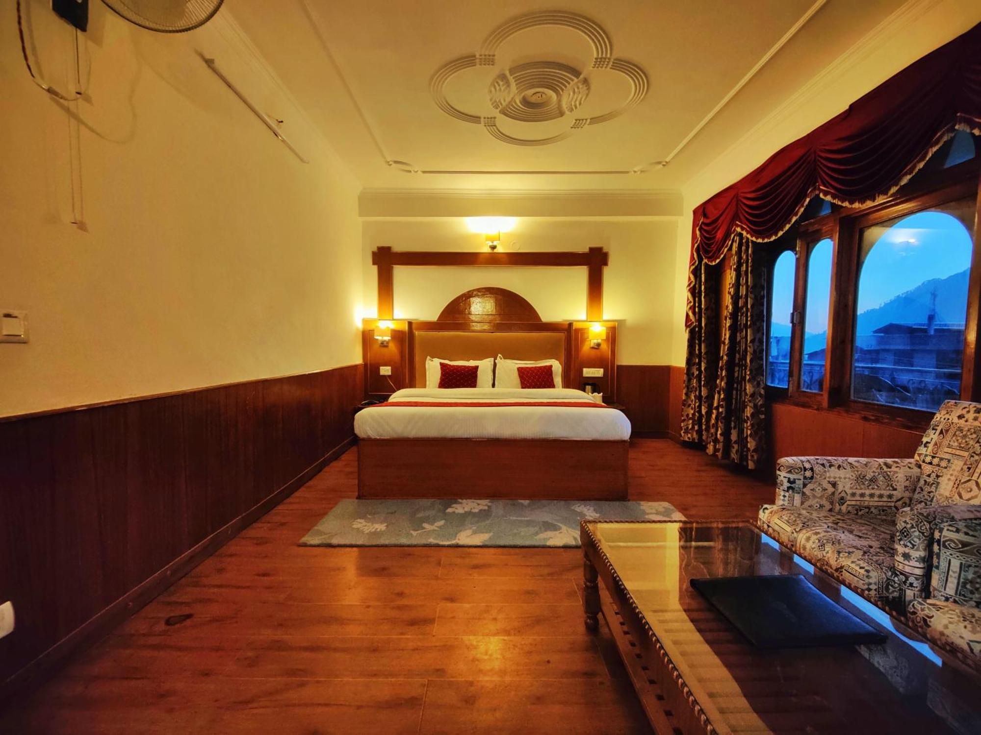 Surya International Hotel Manali Near Mall Road Bagian luar foto