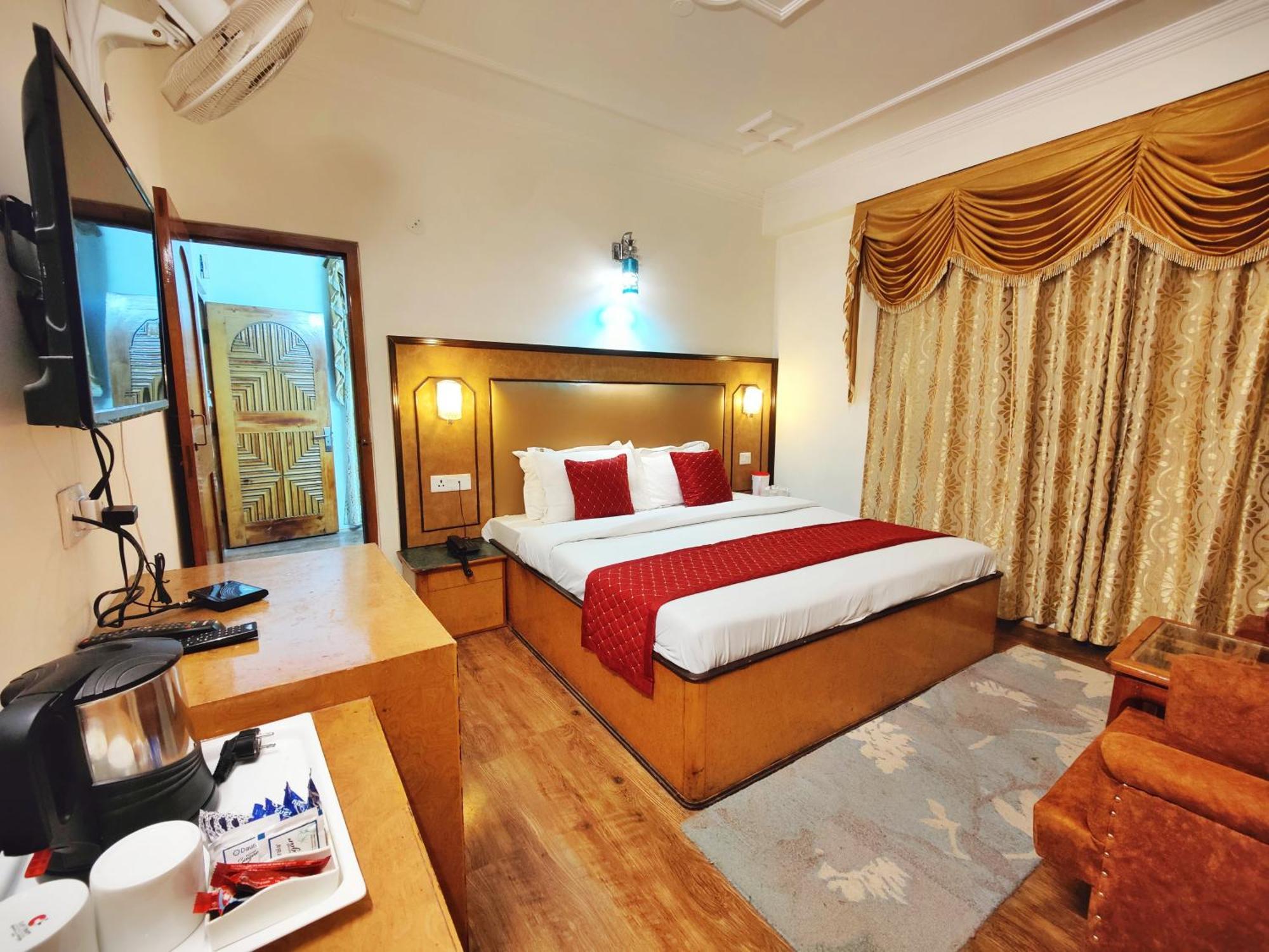 Surya International Hotel Manali Near Mall Road Bagian luar foto