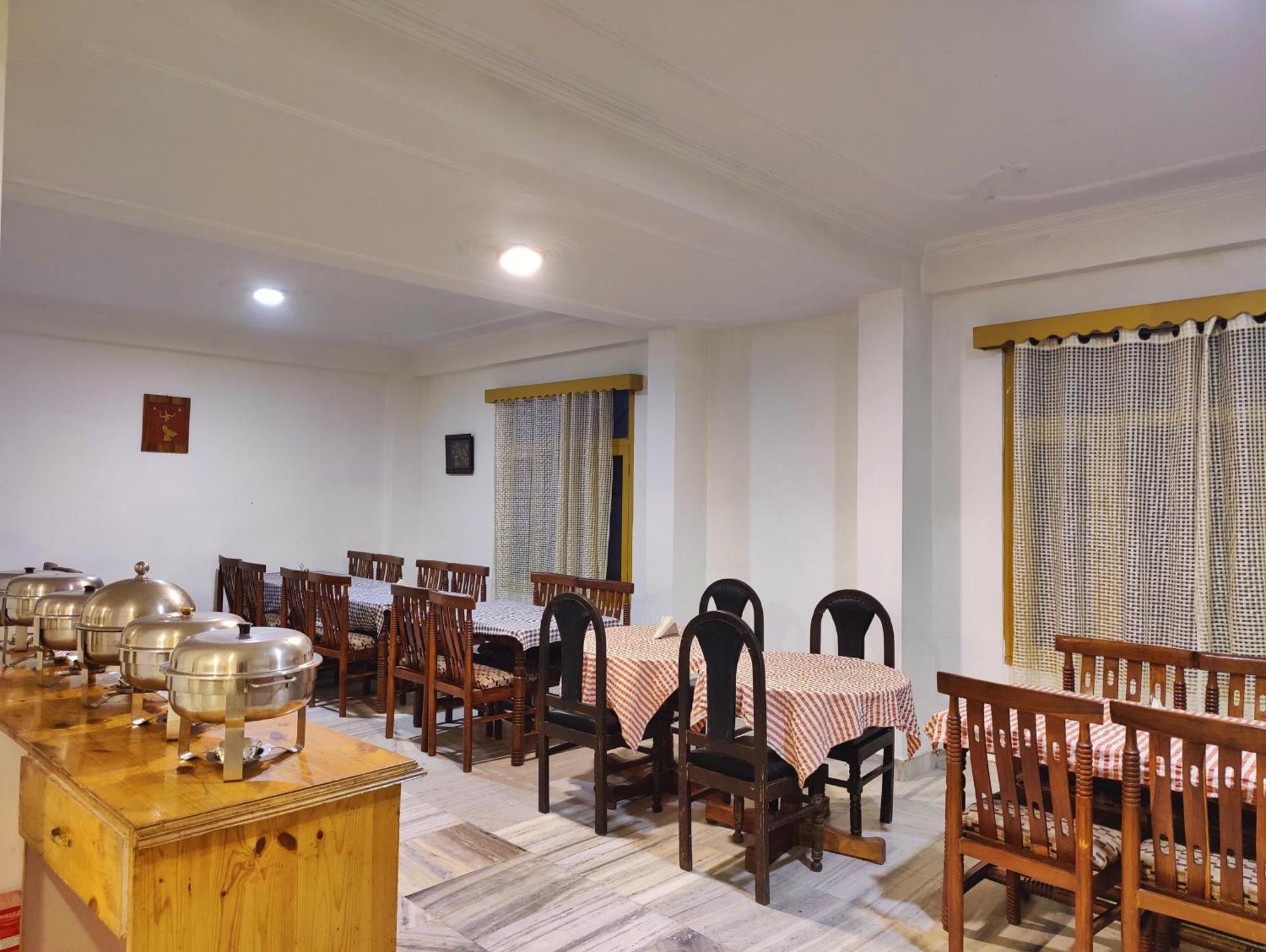 Surya International Hotel Manali Near Mall Road Bagian luar foto