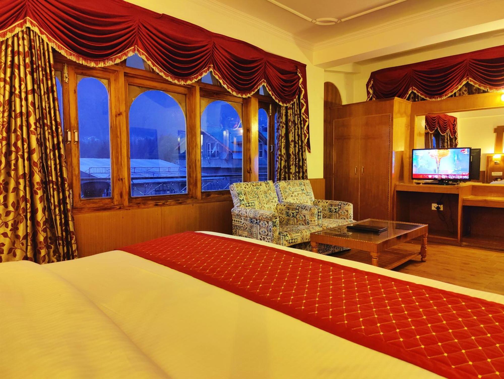 Surya International Hotel Manali Near Mall Road Bagian luar foto