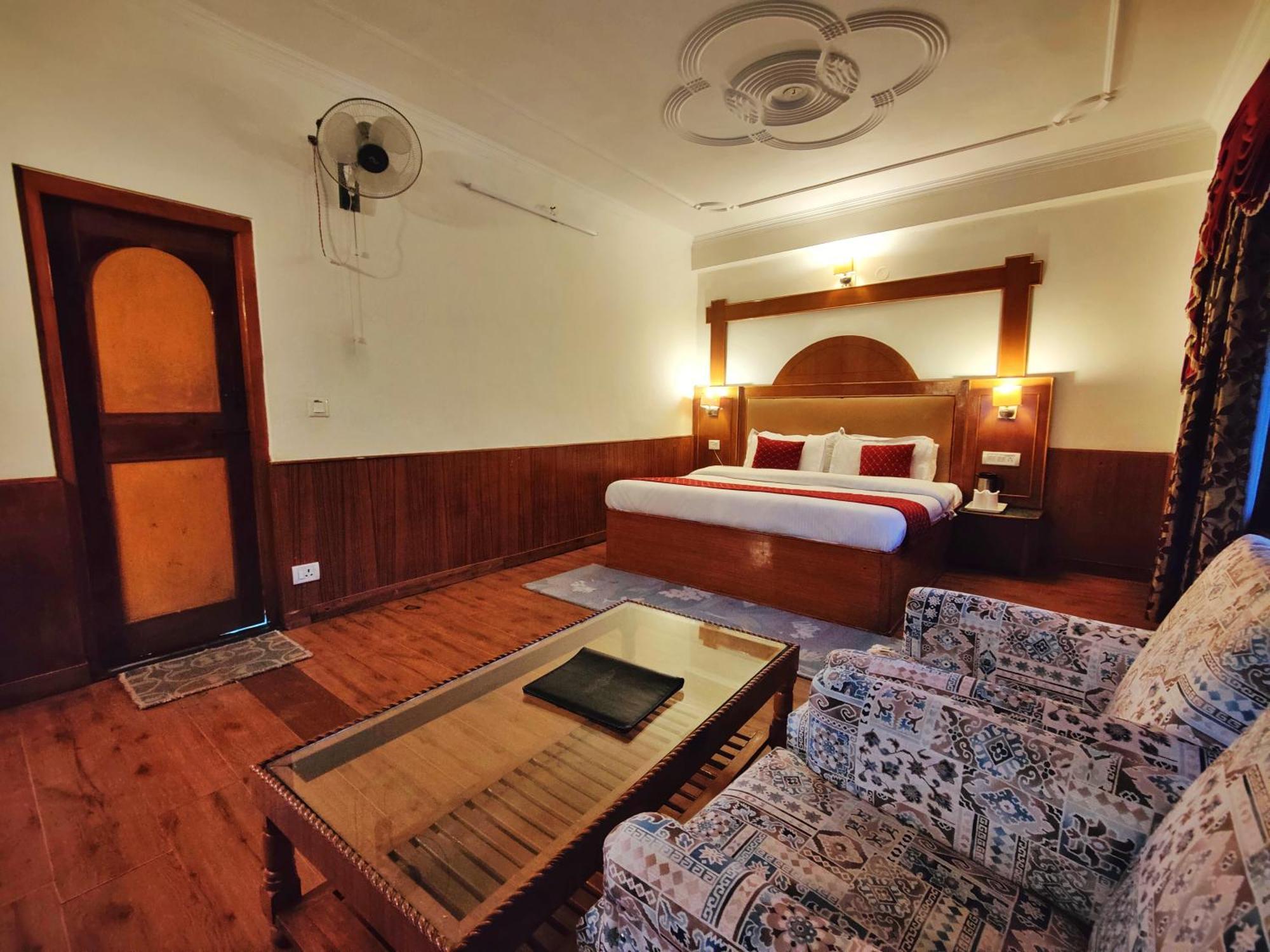 Surya International Hotel Manali Near Mall Road Bagian luar foto