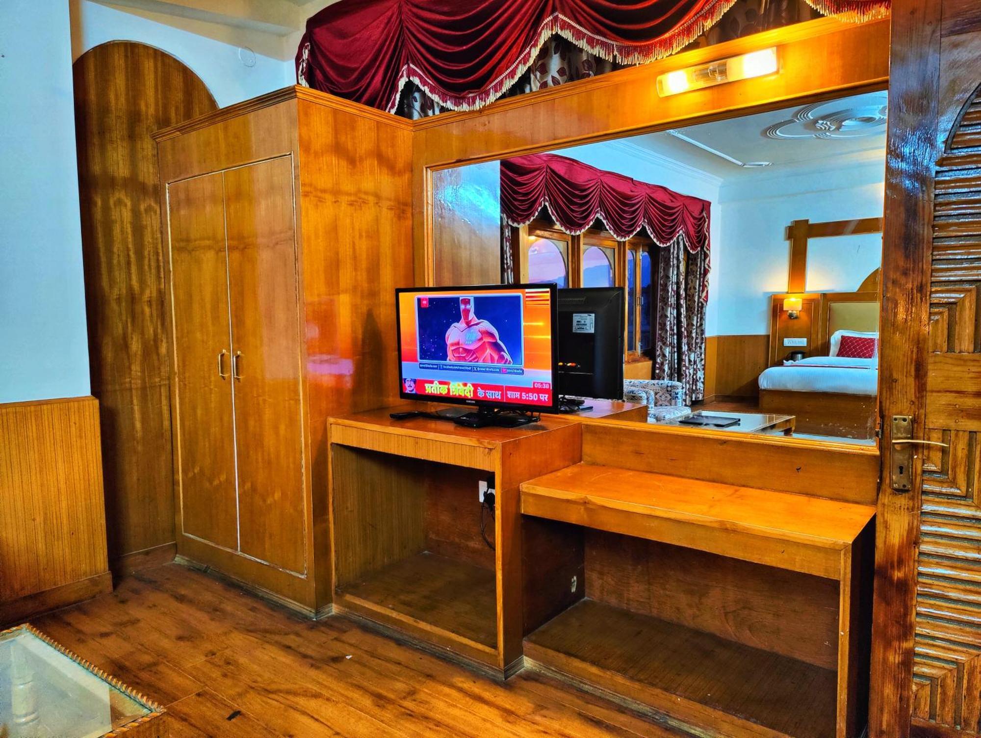 Surya International Hotel Manali Near Mall Road Bagian luar foto