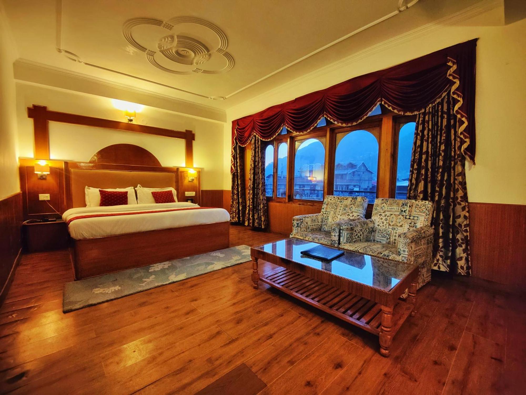 Surya International Hotel Manali Near Mall Road Bagian luar foto