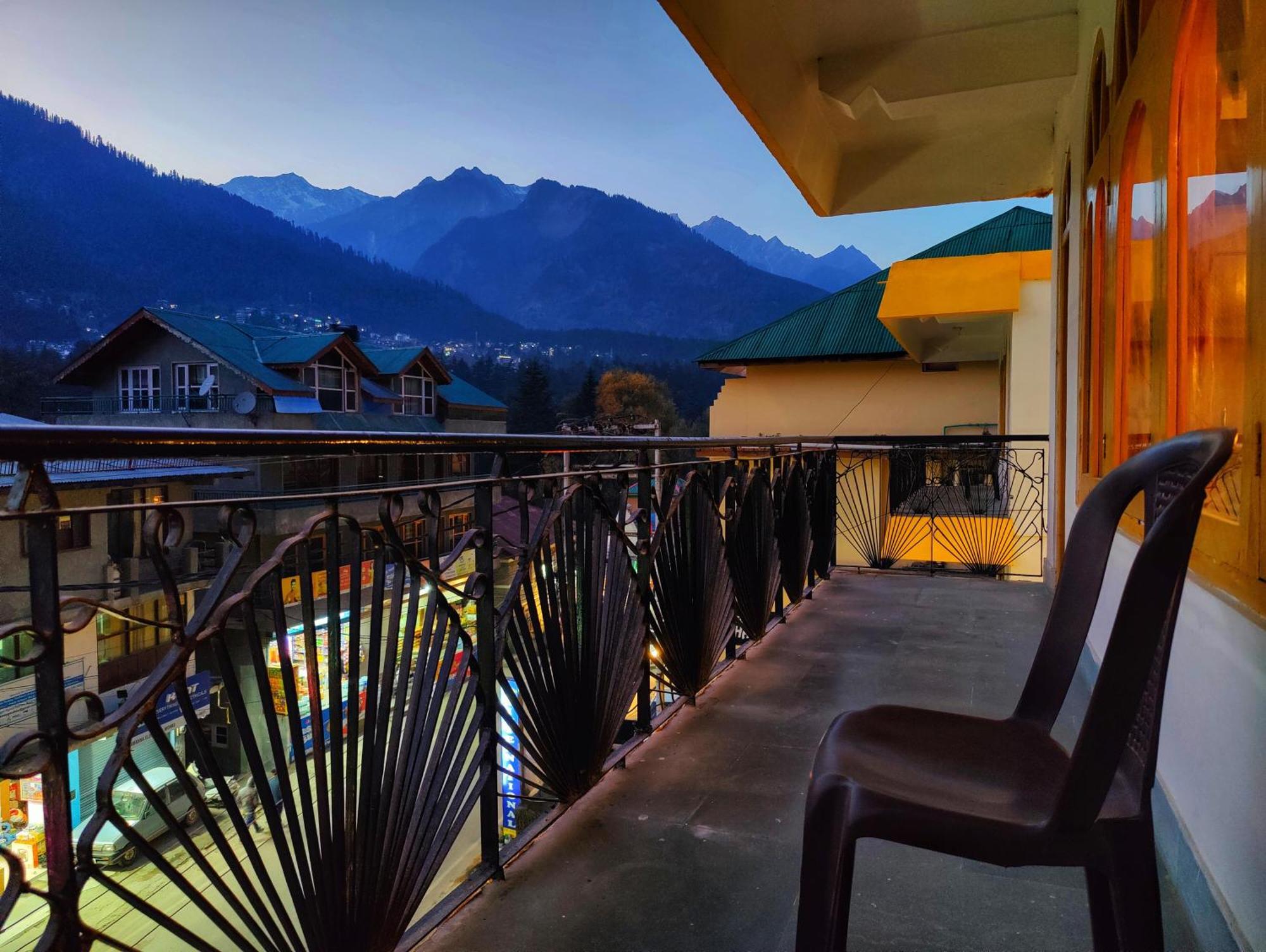 Surya International Hotel Manali Near Mall Road Bagian luar foto