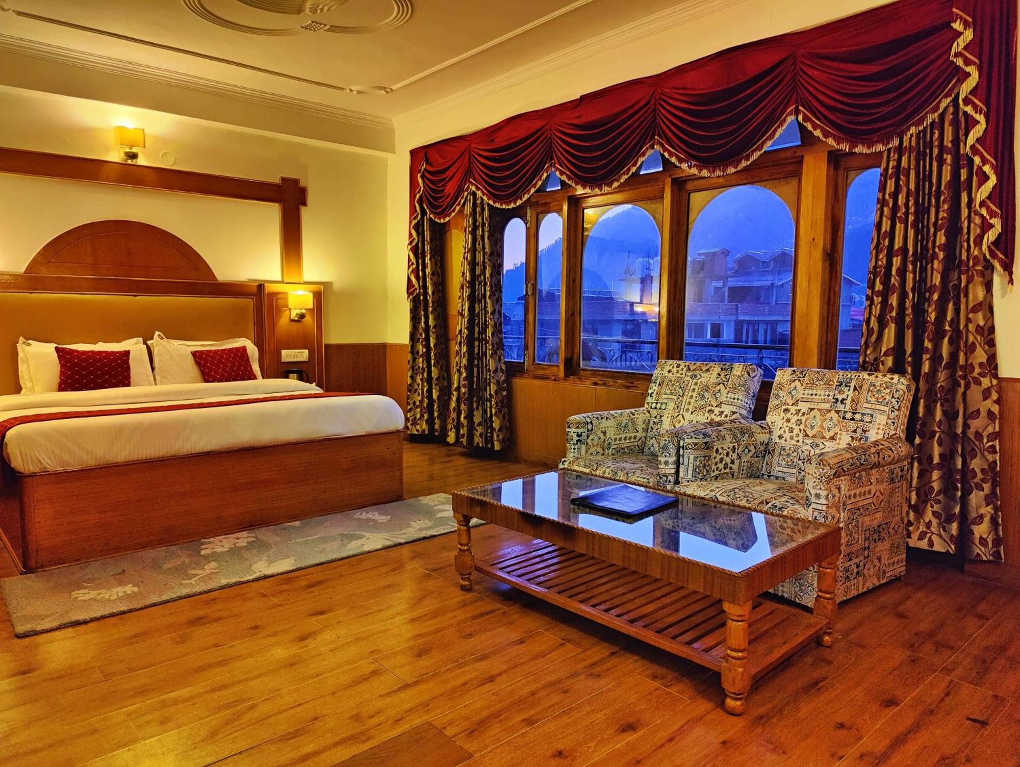 Surya International Hotel Manali Near Mall Road Bagian luar foto