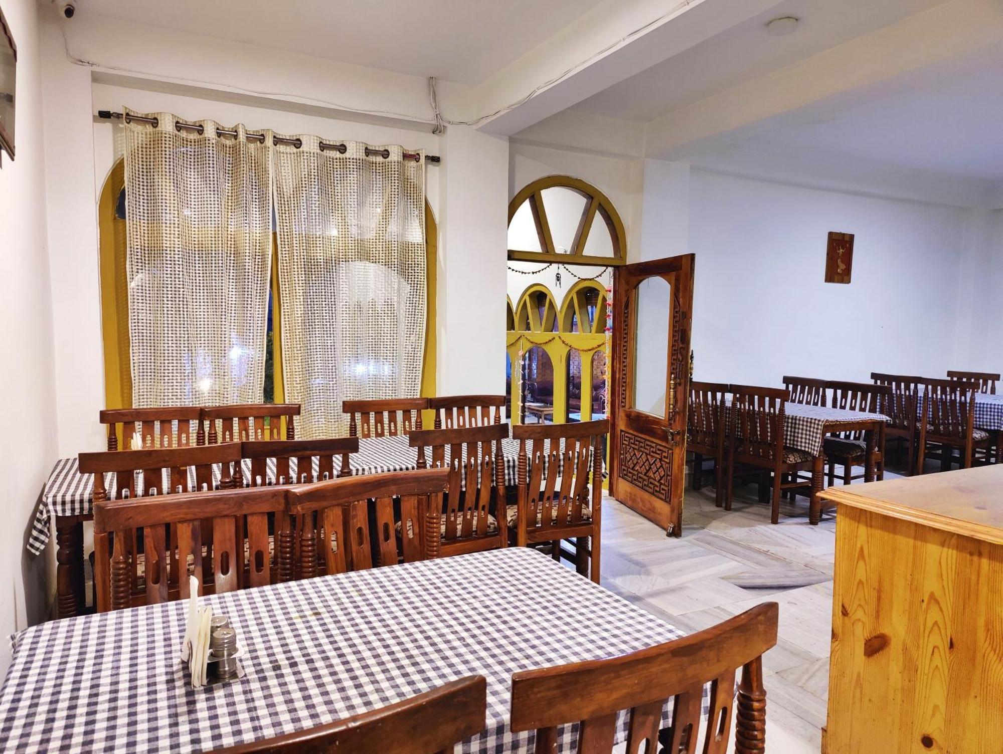Surya International Hotel Manali Near Mall Road Bagian luar foto