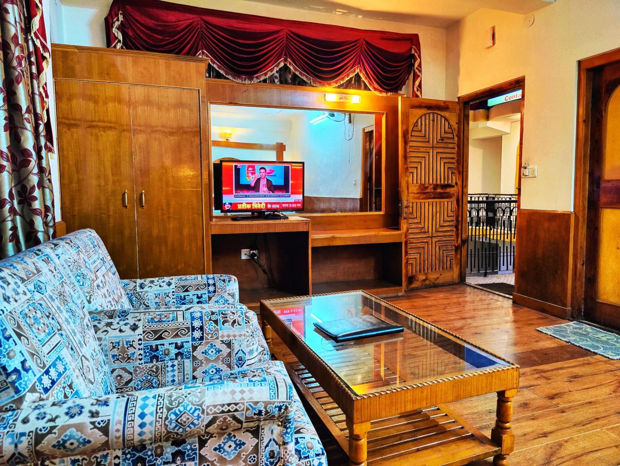 Surya International Hotel Manali Near Mall Road Bagian luar foto