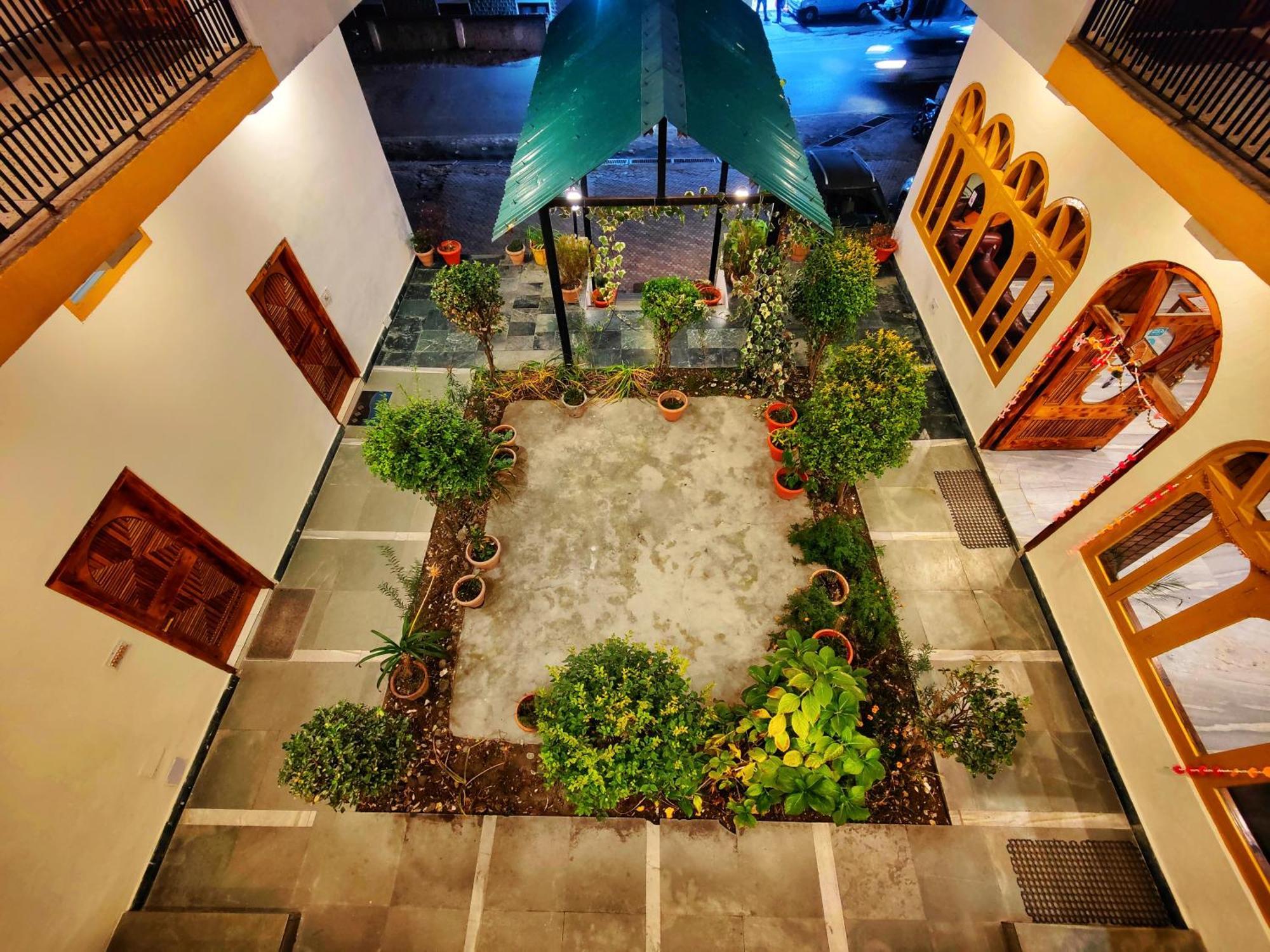 Surya International Hotel Manali Near Mall Road Bagian luar foto