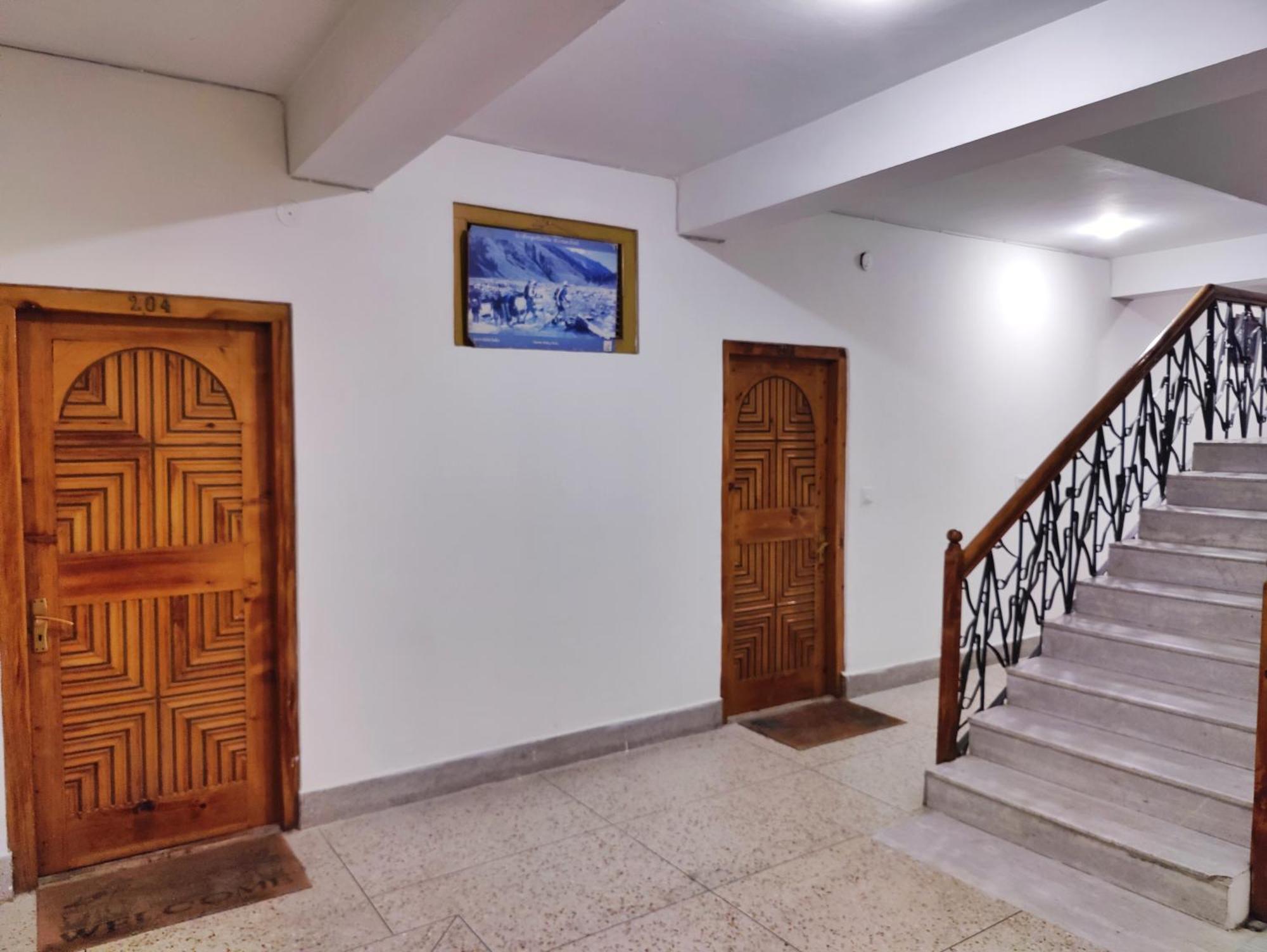 Surya International Hotel Manali Near Mall Road Bagian luar foto