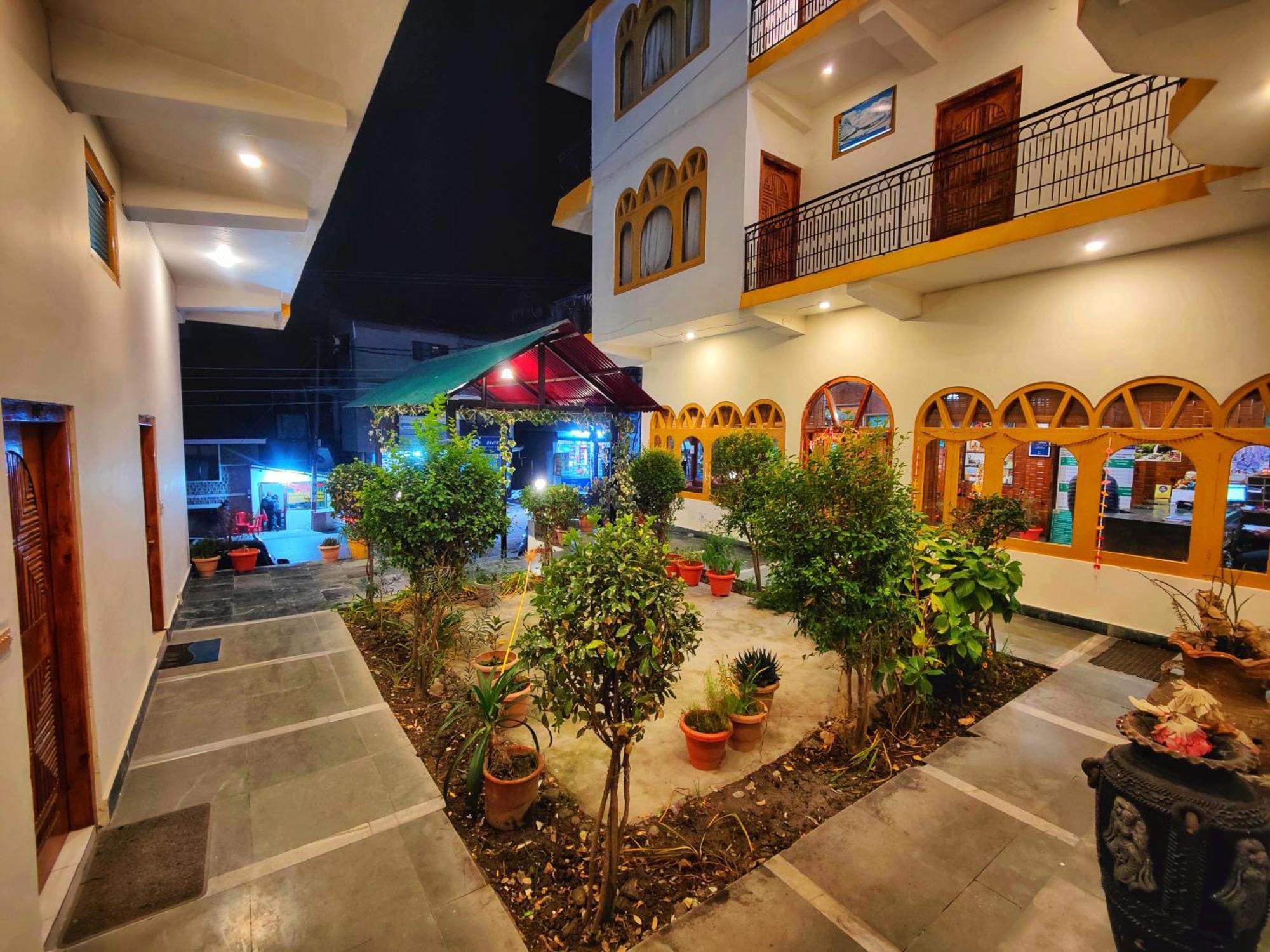 Surya International Hotel Manali Near Mall Road Bagian luar foto
