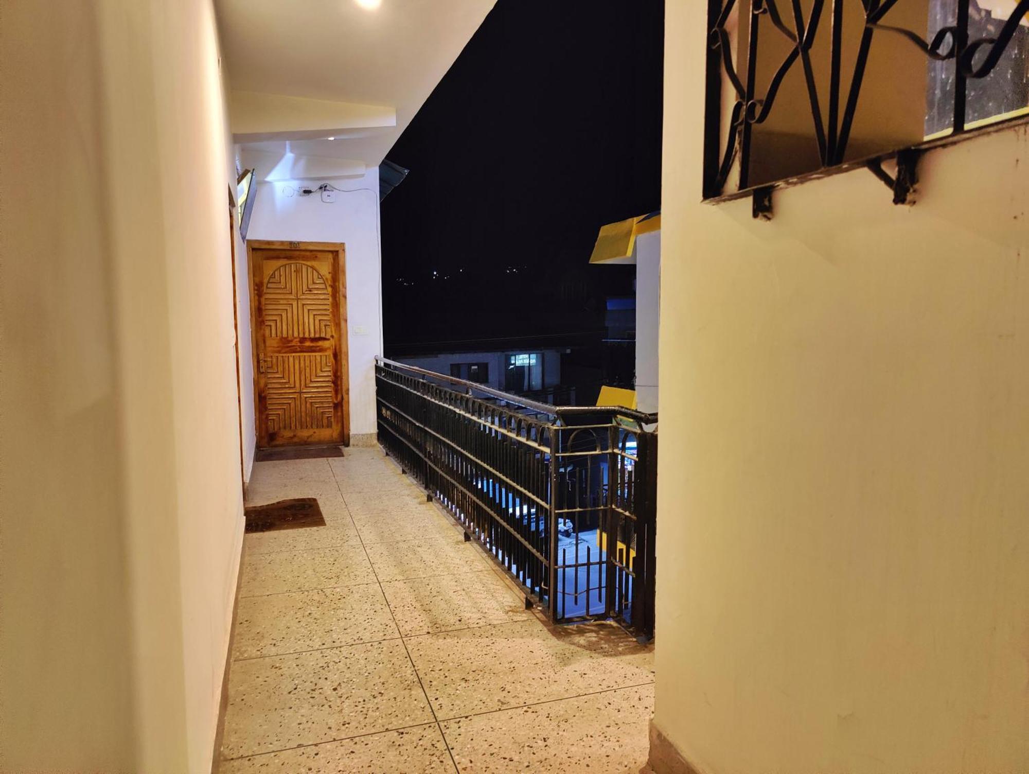 Surya International Hotel Manali Near Mall Road Bagian luar foto