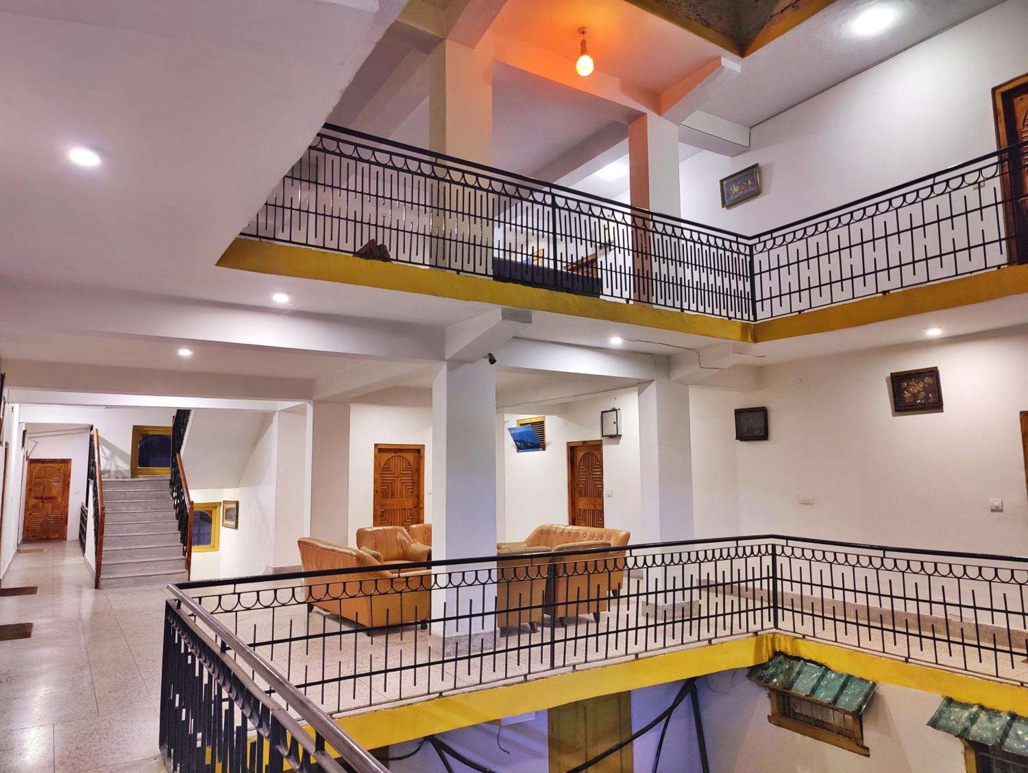Surya International Hotel Manali Near Mall Road Bagian luar foto