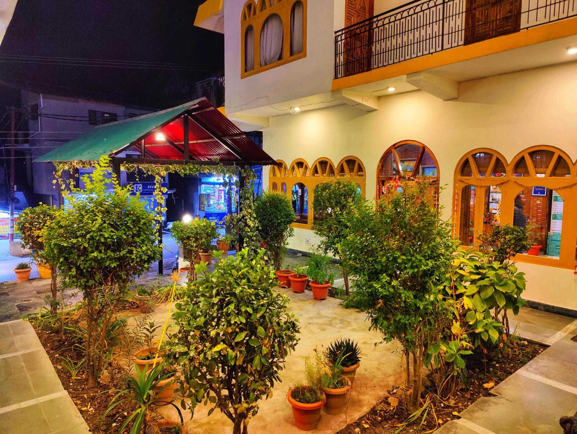 Surya International Hotel Manali Near Mall Road Bagian luar foto