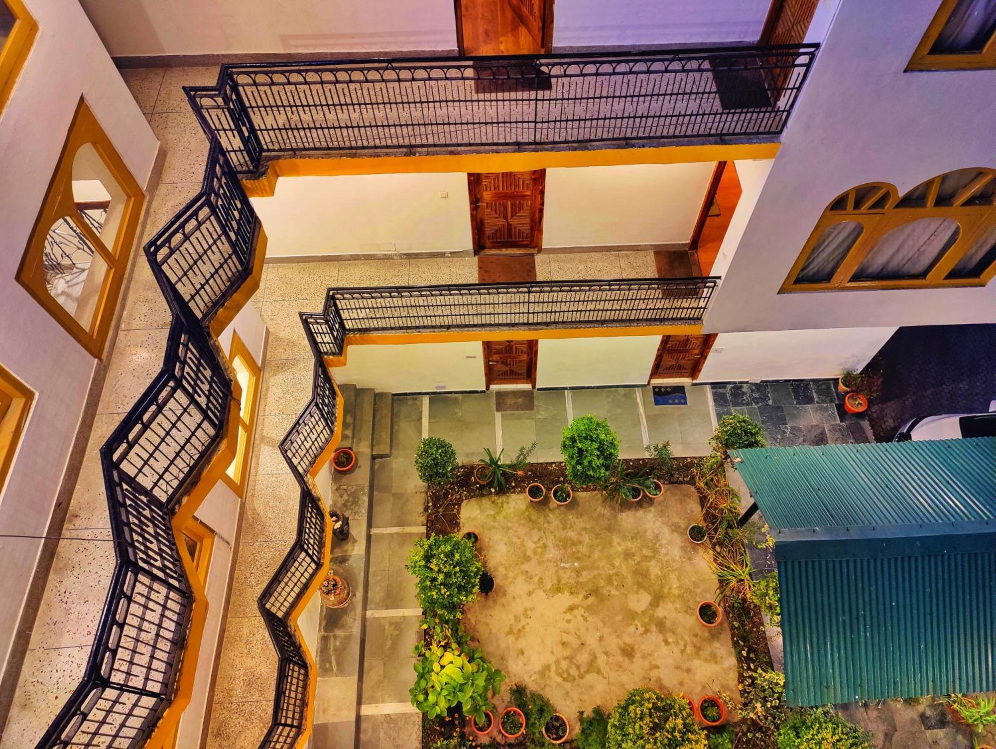 Surya International Hotel Manali Near Mall Road Bagian luar foto